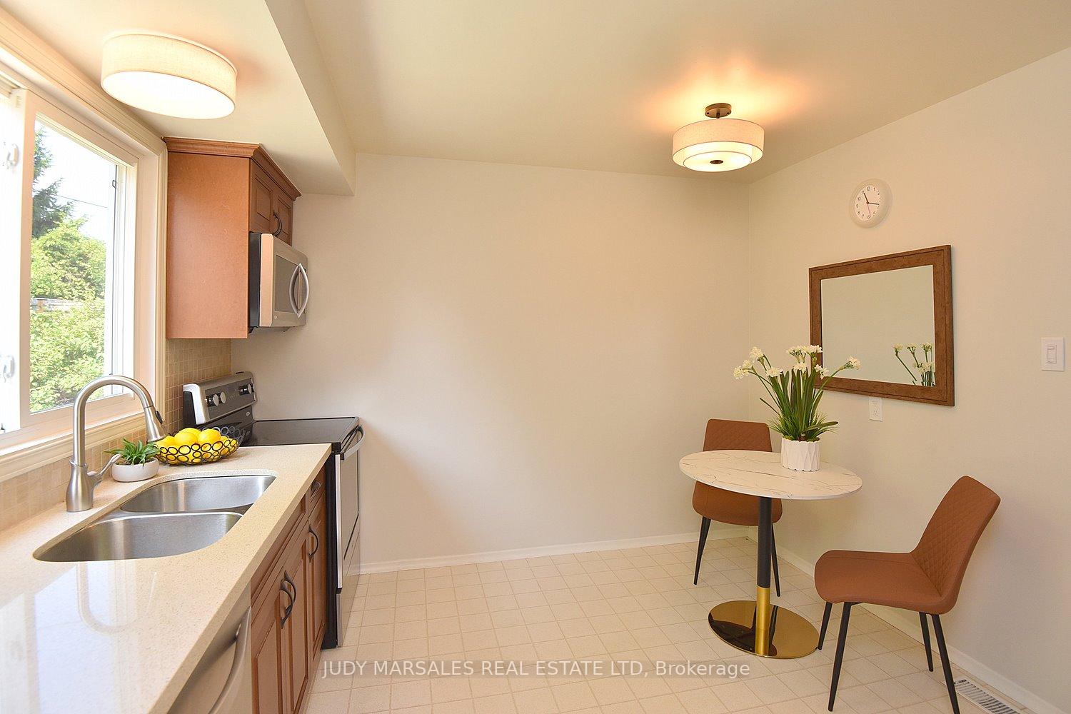 Photo 15 of 14 Hilltop Place, Hamilton, Dundas — HOMEH