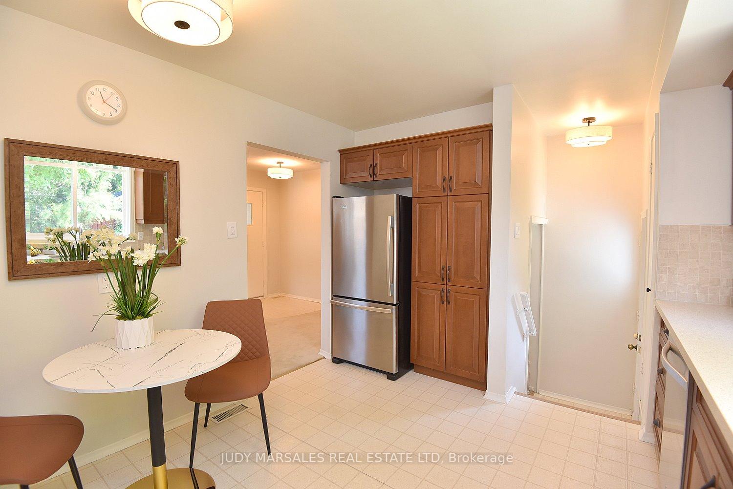 Photo 16 of 14 Hilltop Place, Hamilton, Dundas — HOMEH