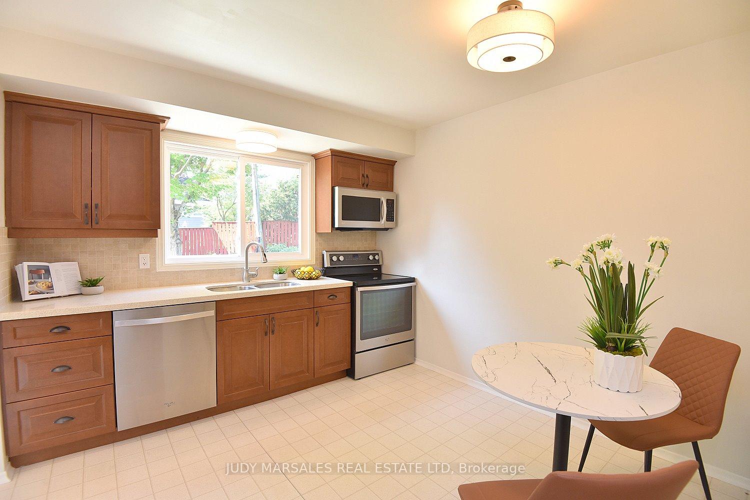 Photo 17 of 14 Hilltop Place, Hamilton, Dundas — HOMEH