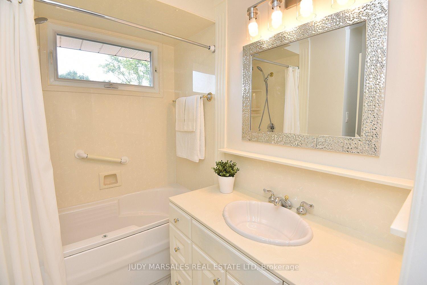 Photo 23 of 14 Hilltop Place, Hamilton, Dundas — HOMEH