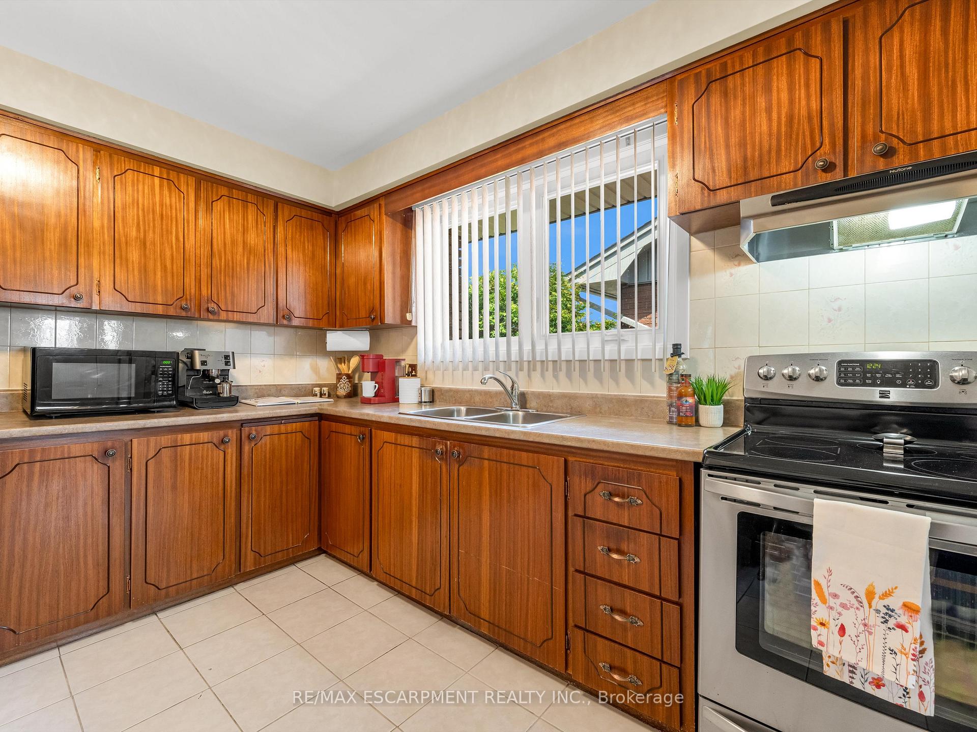 Photo 15 of 31 Kilbourn Avenue, Hamilton, Stoney Creek — HOMEH