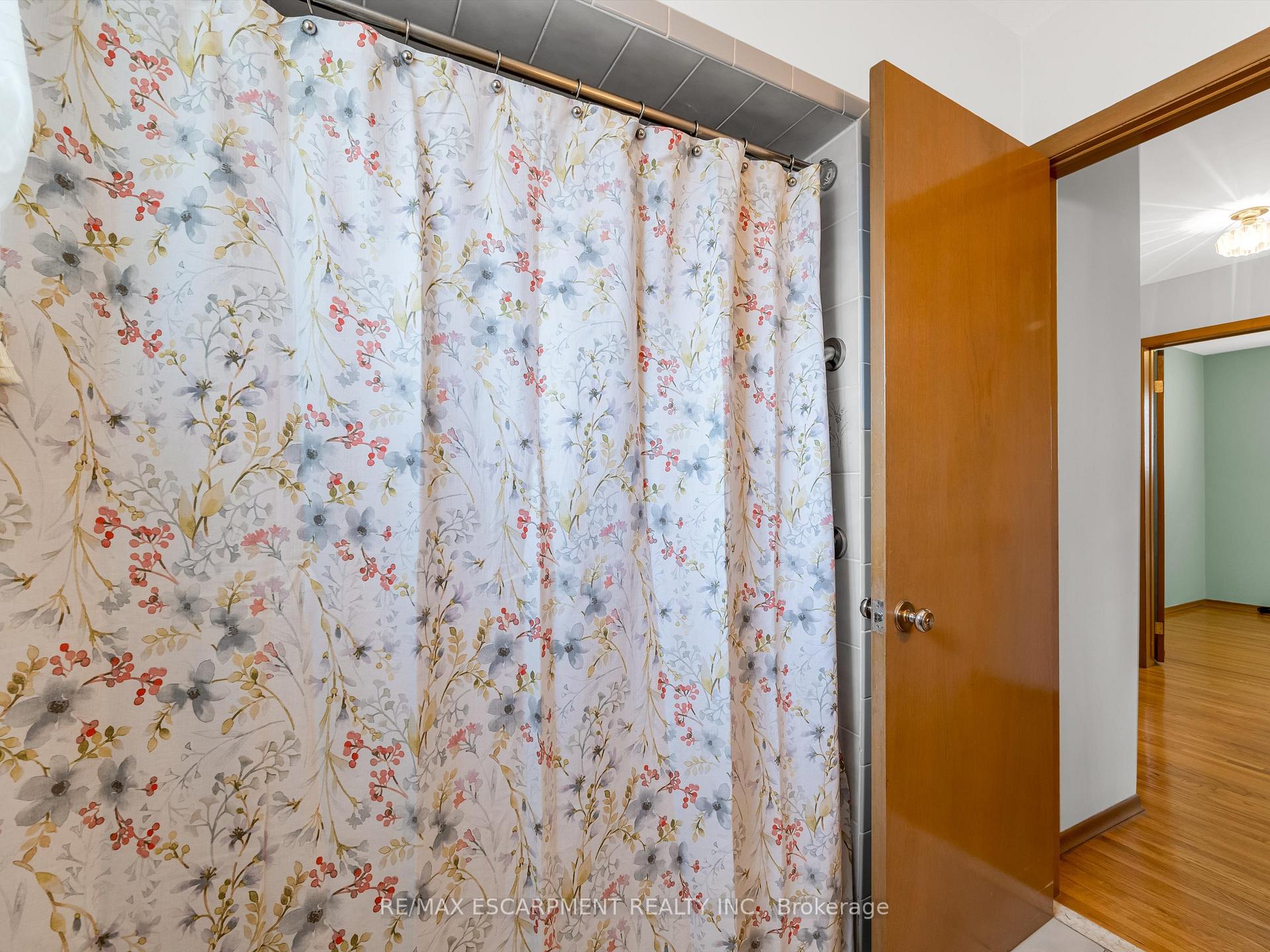 Photo 18 of 31 Kilbourn Avenue, Hamilton, Stoney Creek — HOMEH