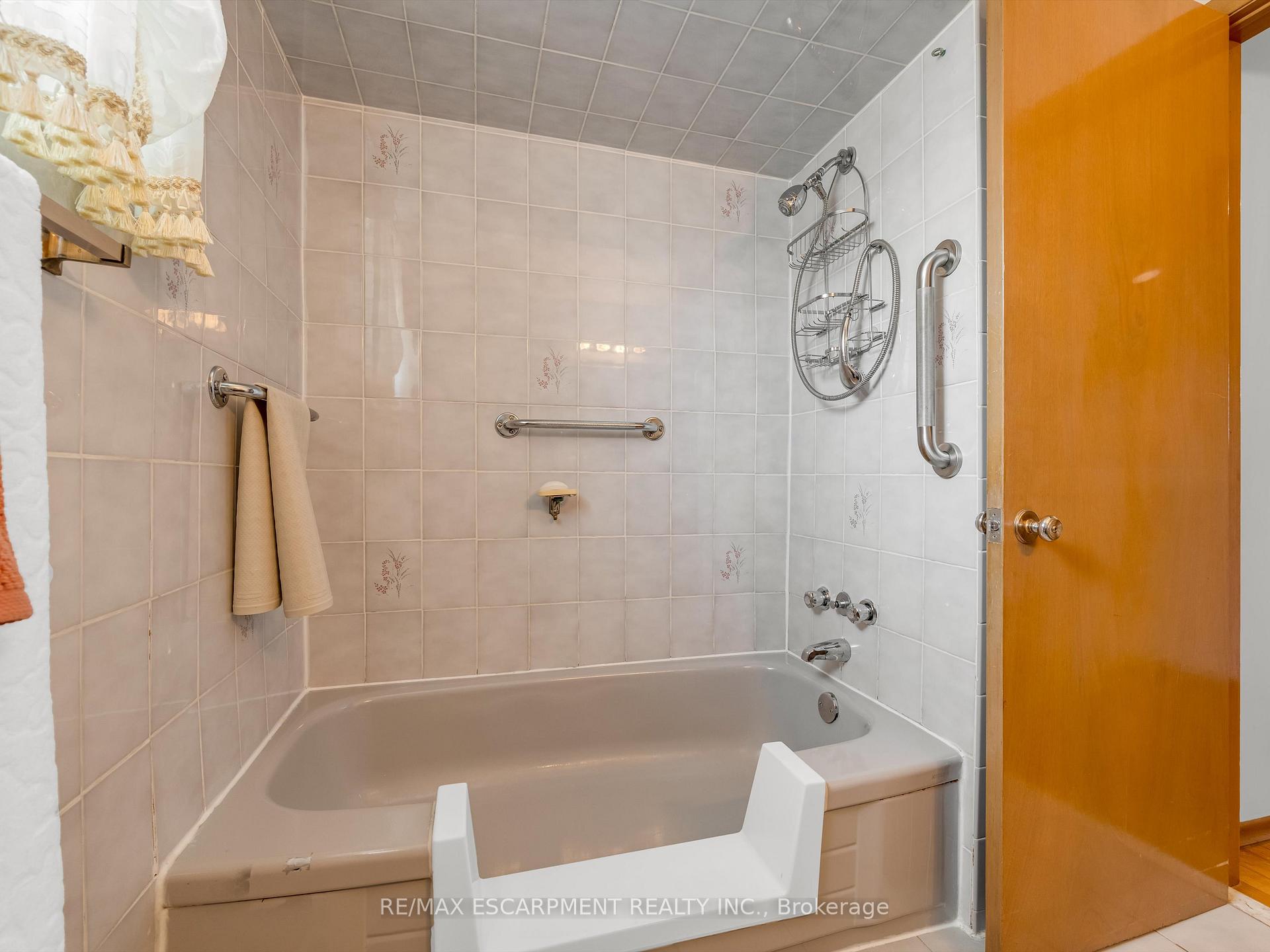 Photo 19 of 31 Kilbourn Avenue, Hamilton, Stoney Creek — HOMEH