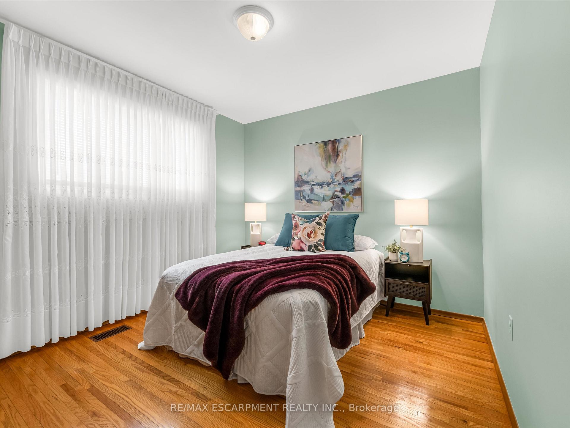 Photo 23 of 31 Kilbourn Avenue, Hamilton, Stoney Creek — HOMEH
