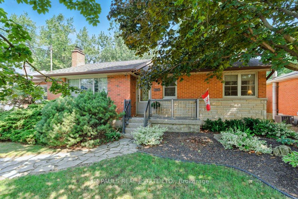 Photo 3 of 207 Broker Drive, Hamilton, Huntington — HOMEH