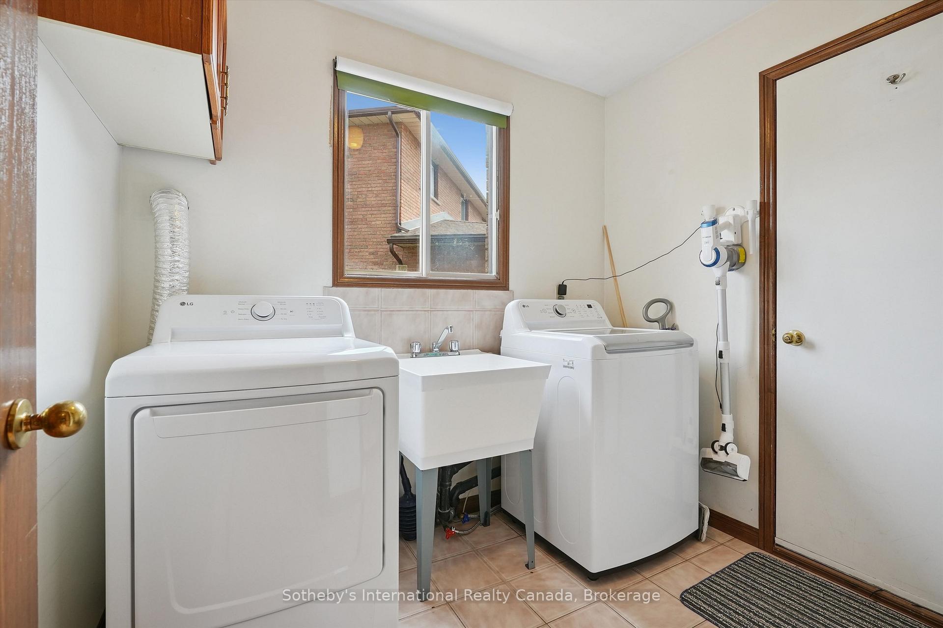 Photo 16 of 6 Windstar Place, Hamilton, Gurnett — HOMEH
