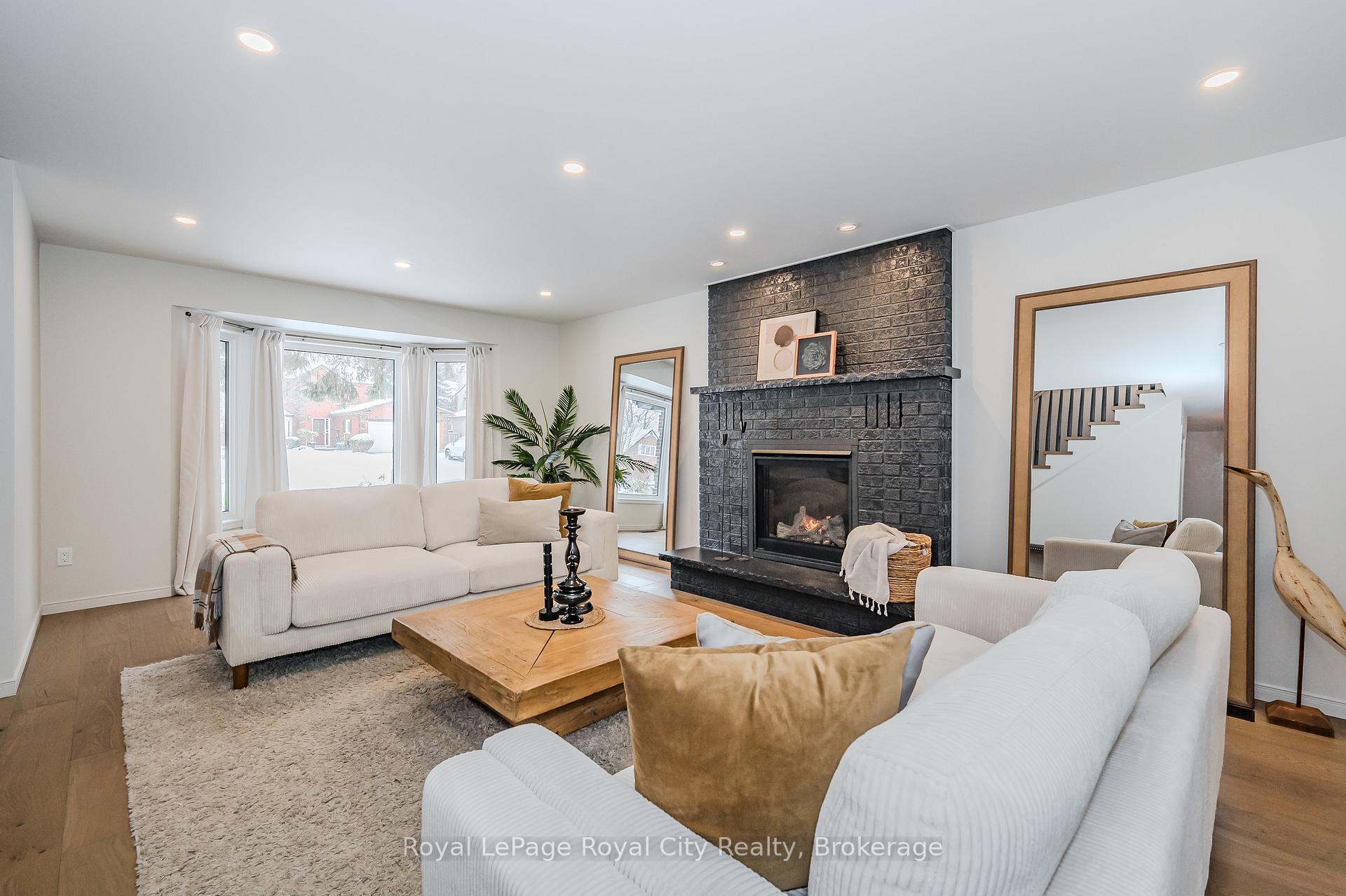 Photo 3 of 24 Bridlewood Drive, Guelph, Kortright Hills — HOMEH