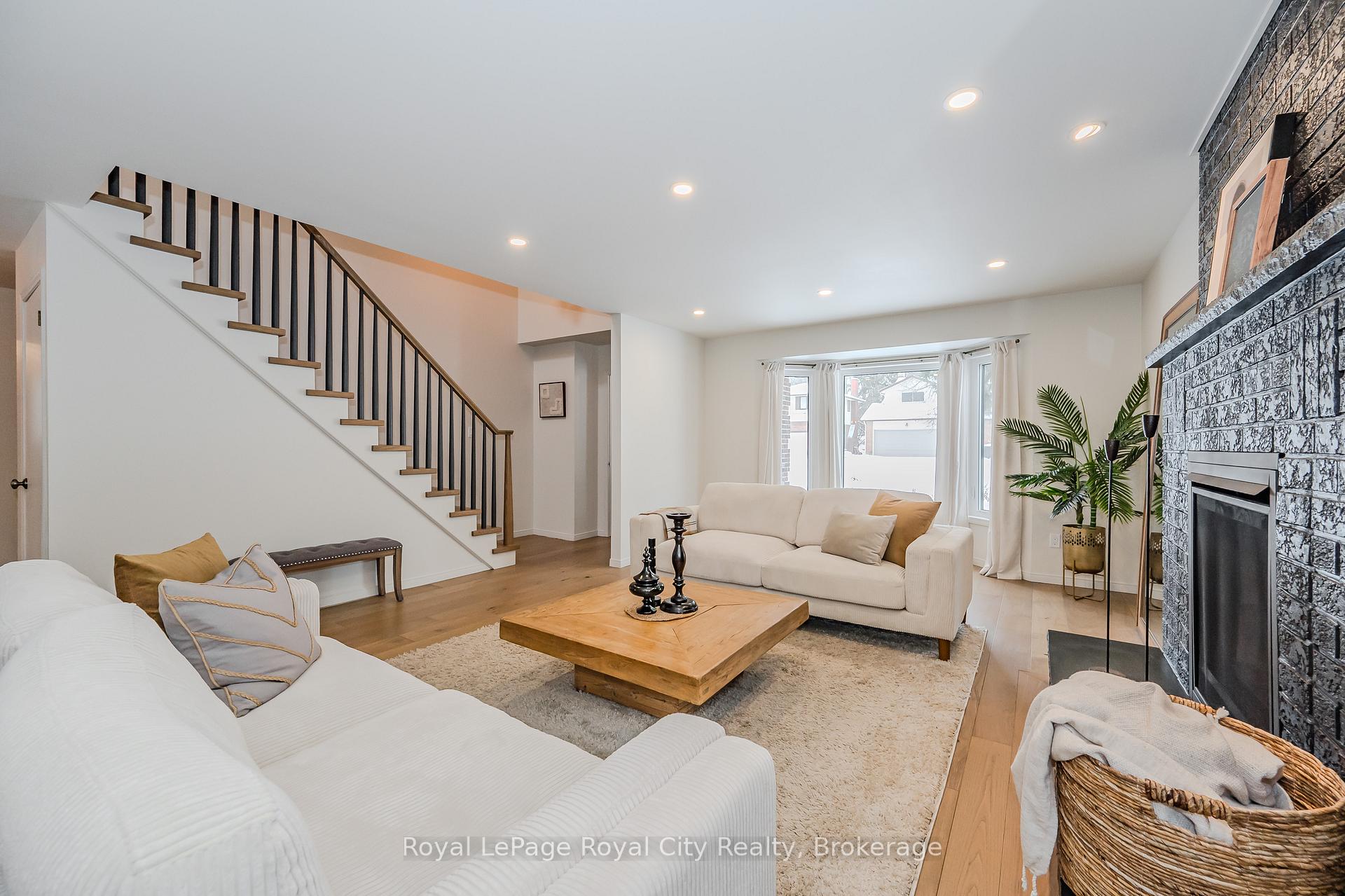 Photo 4 of 24 Bridlewood Drive, Guelph, Kortright Hills — HOMEH