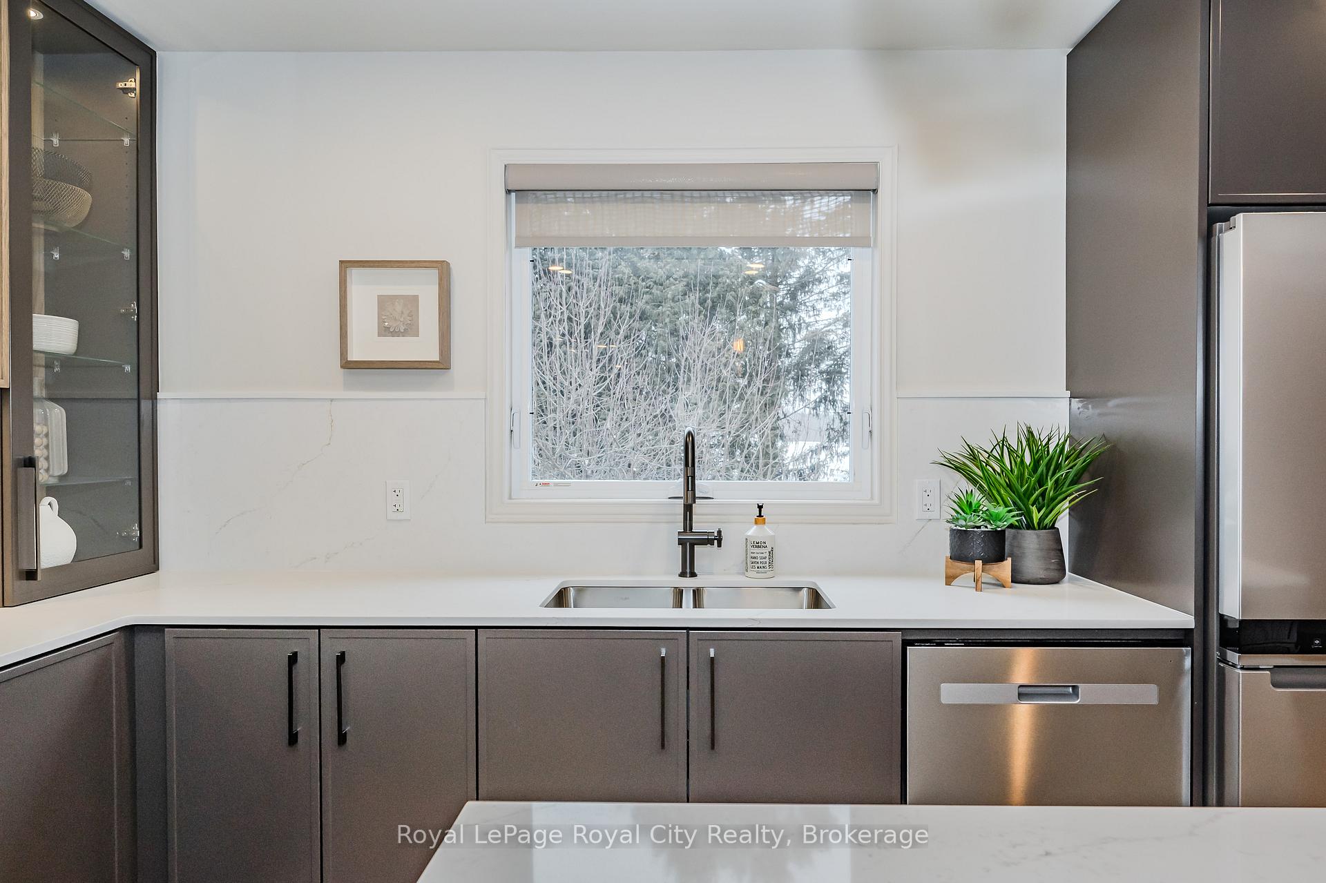 Photo 8 of 24 Bridlewood Drive, Guelph, Kortright Hills — HOMEH