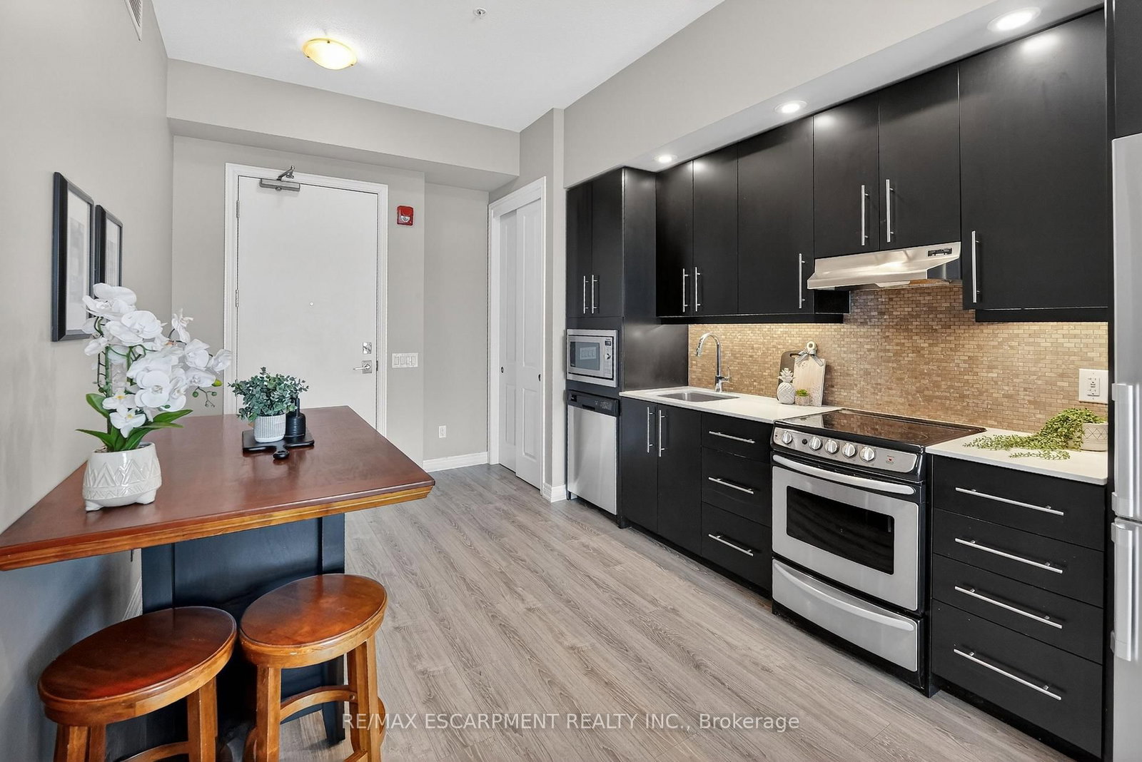 Photo 7 of Unit 602, 10 Esplanade Lane, Grimsby, Grimsby Beach — HOMEH