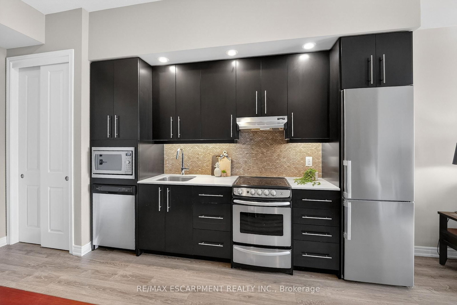 Photo 8 of Unit 602, 10 Esplanade Lane, Grimsby, Grimsby Beach — HOMEH