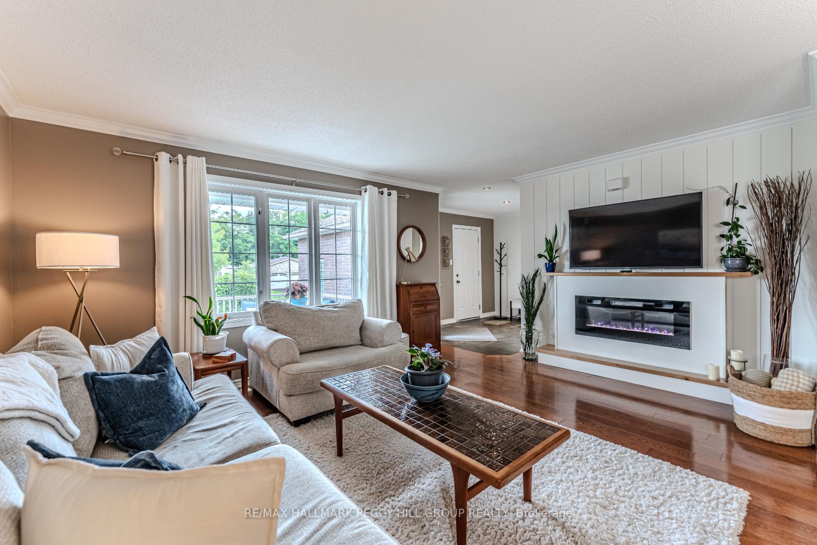 Photo 7 of 95 Crompton Drive, Barrie, Little Lake — HOMEH
