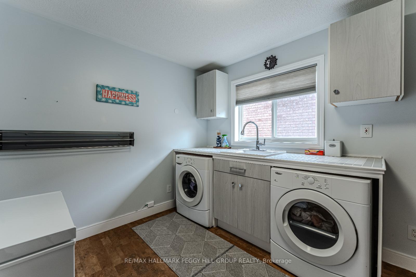 Photo 10 of 95 Crompton Drive, Barrie, Little Lake — HOMEH