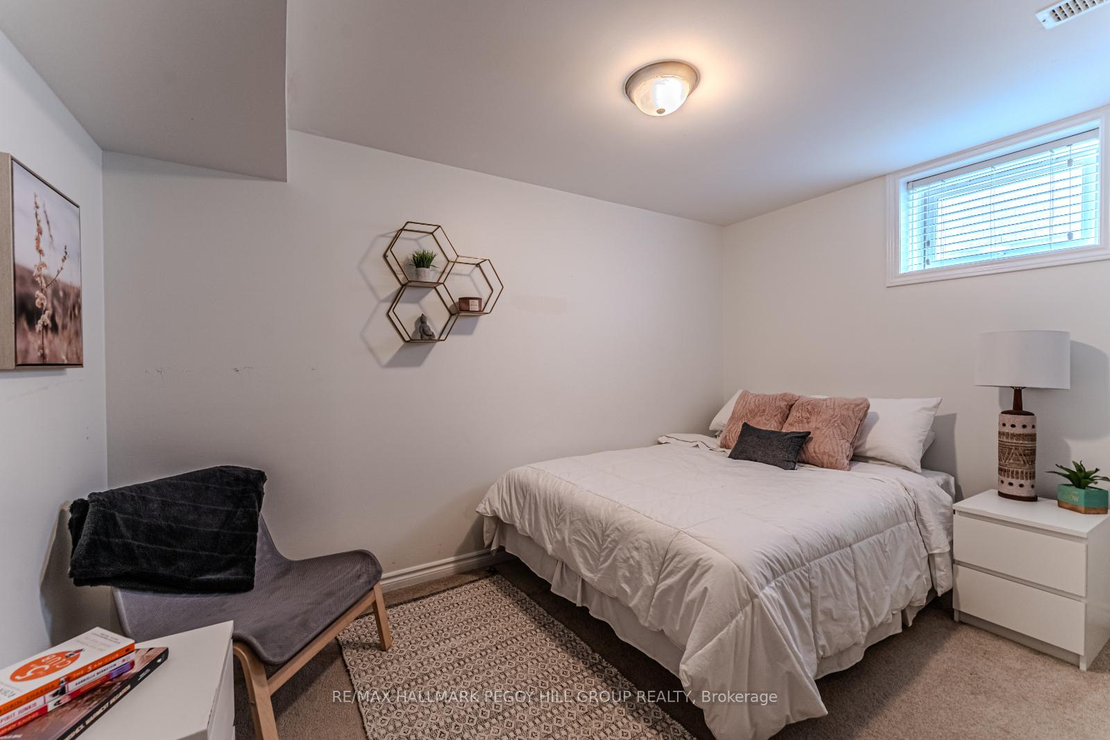 Photo 14 of 95 Crompton Drive, Barrie, Little Lake — HOMEH