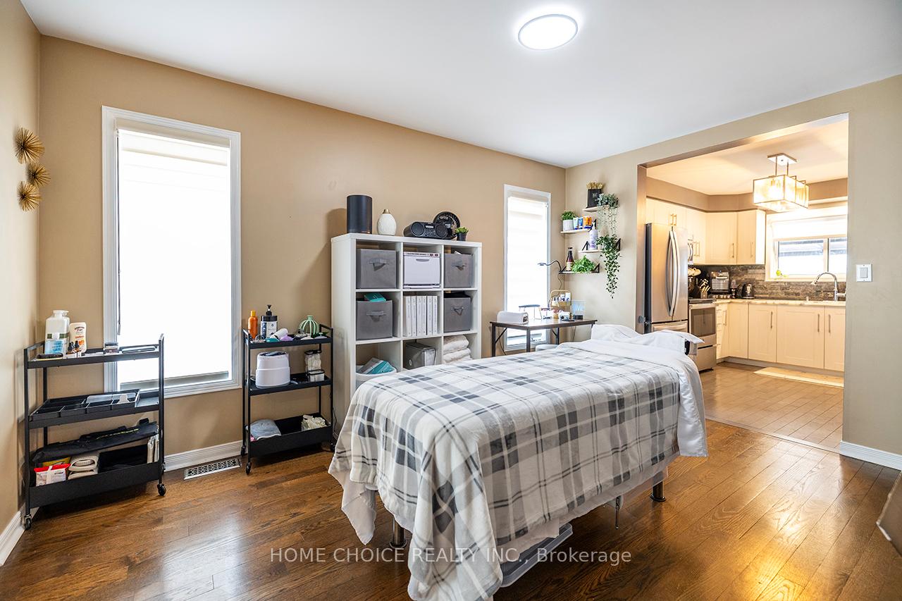 Photo 6 of 4 Aldcroft Crescent, Clarington, Bowmanville — HOMEH