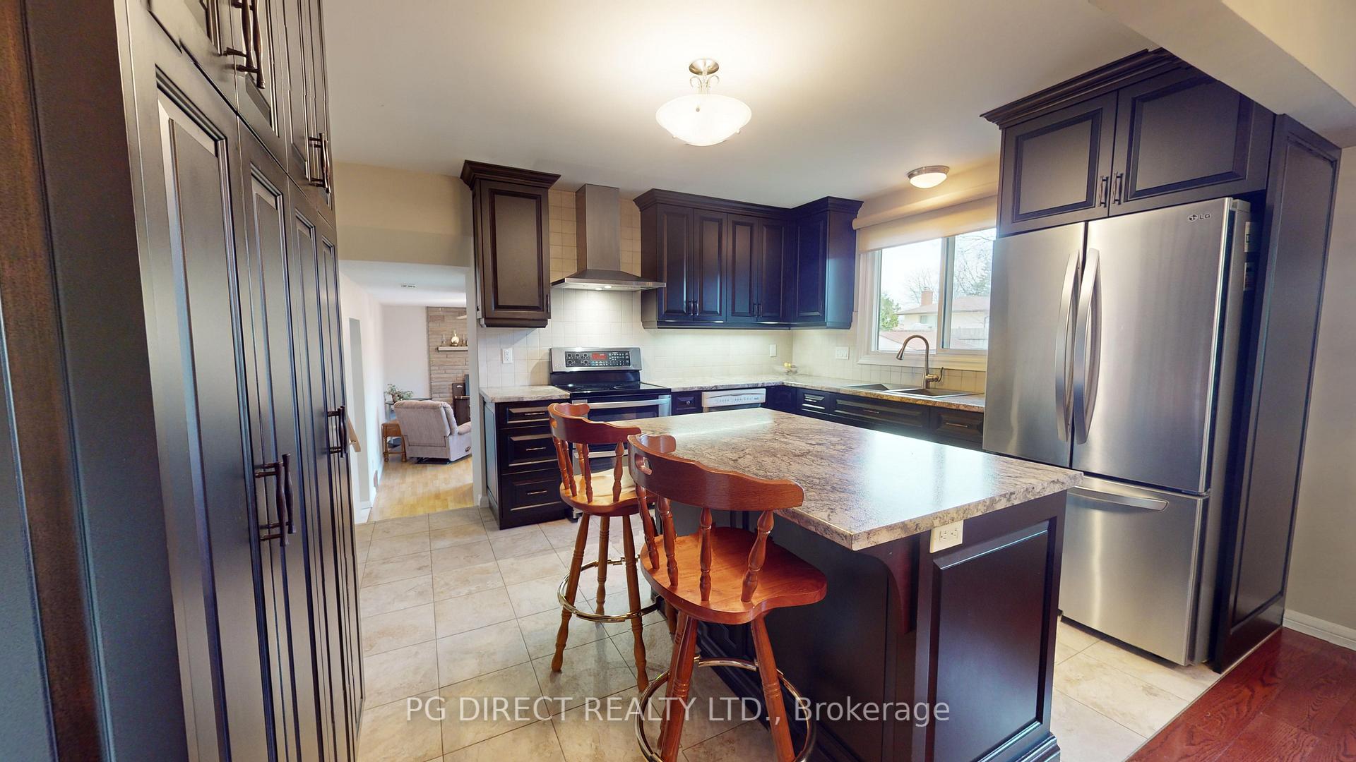Photo 3 of 8 Champlain Place, Guelph, Kortright West — HOMEH