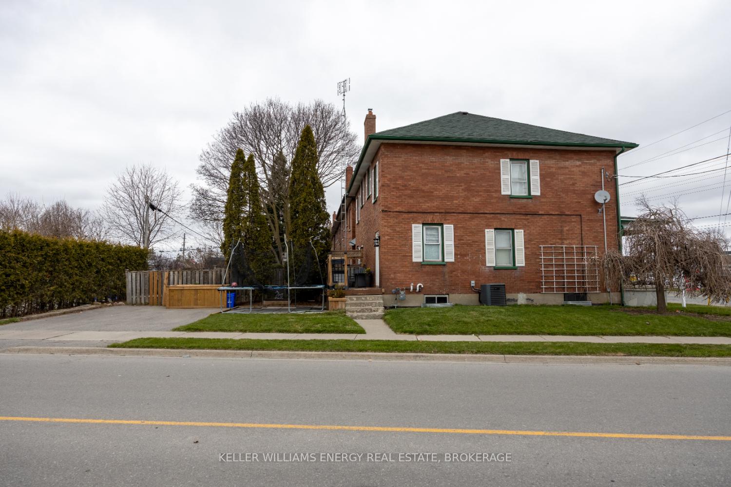 Photo 3 of 32 Liberty Street S, Clarington, Bowmanville — HOMEH