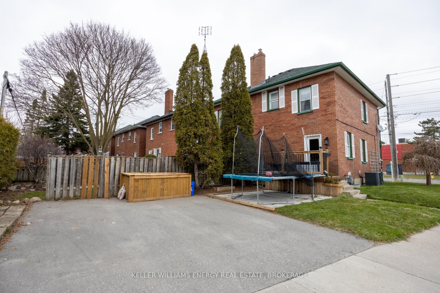 Photo 5 of 32 Liberty Street S, Clarington, Bowmanville — HOMEH