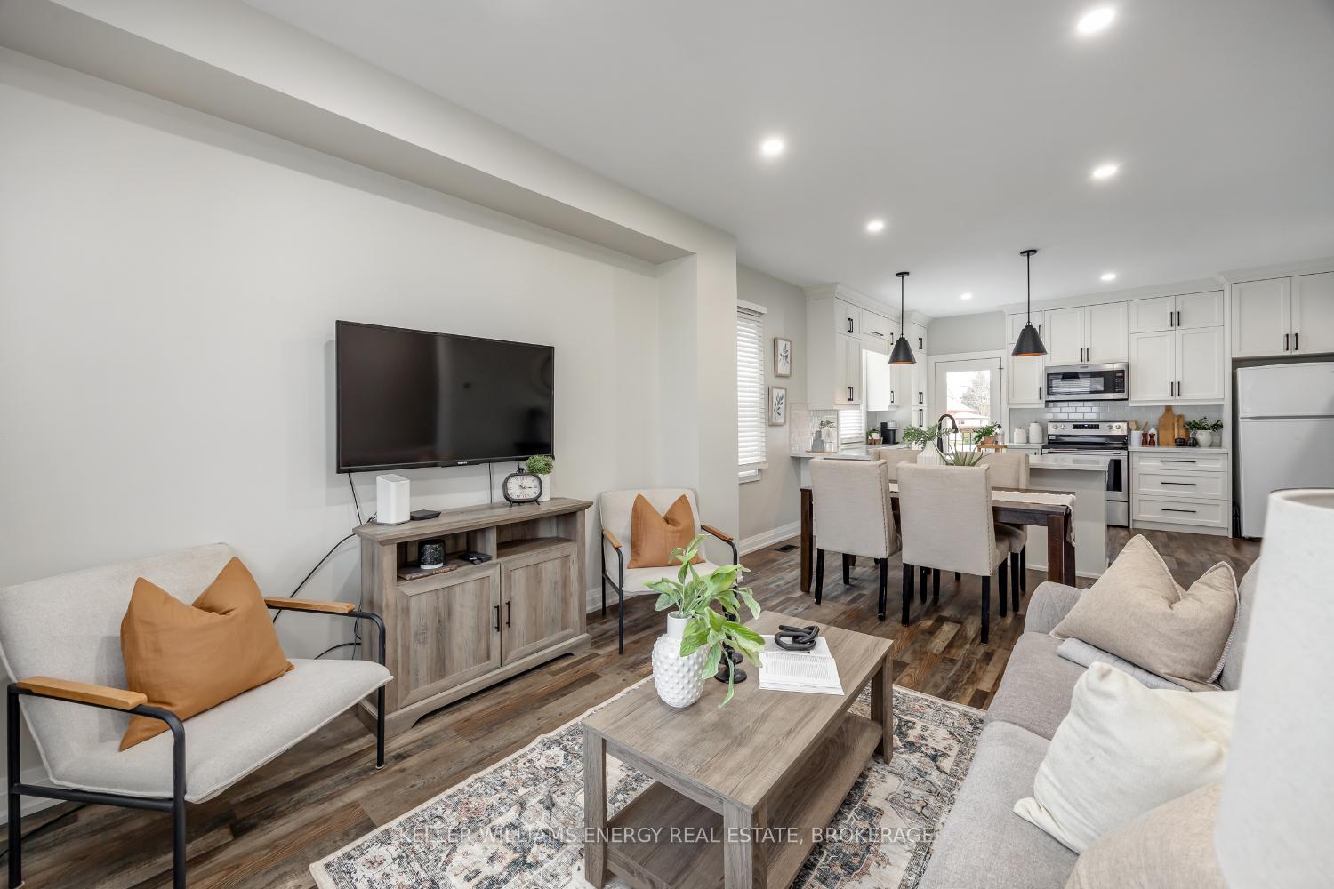 Photo 9 of 32 Liberty Street S, Clarington, Bowmanville — HOMEH