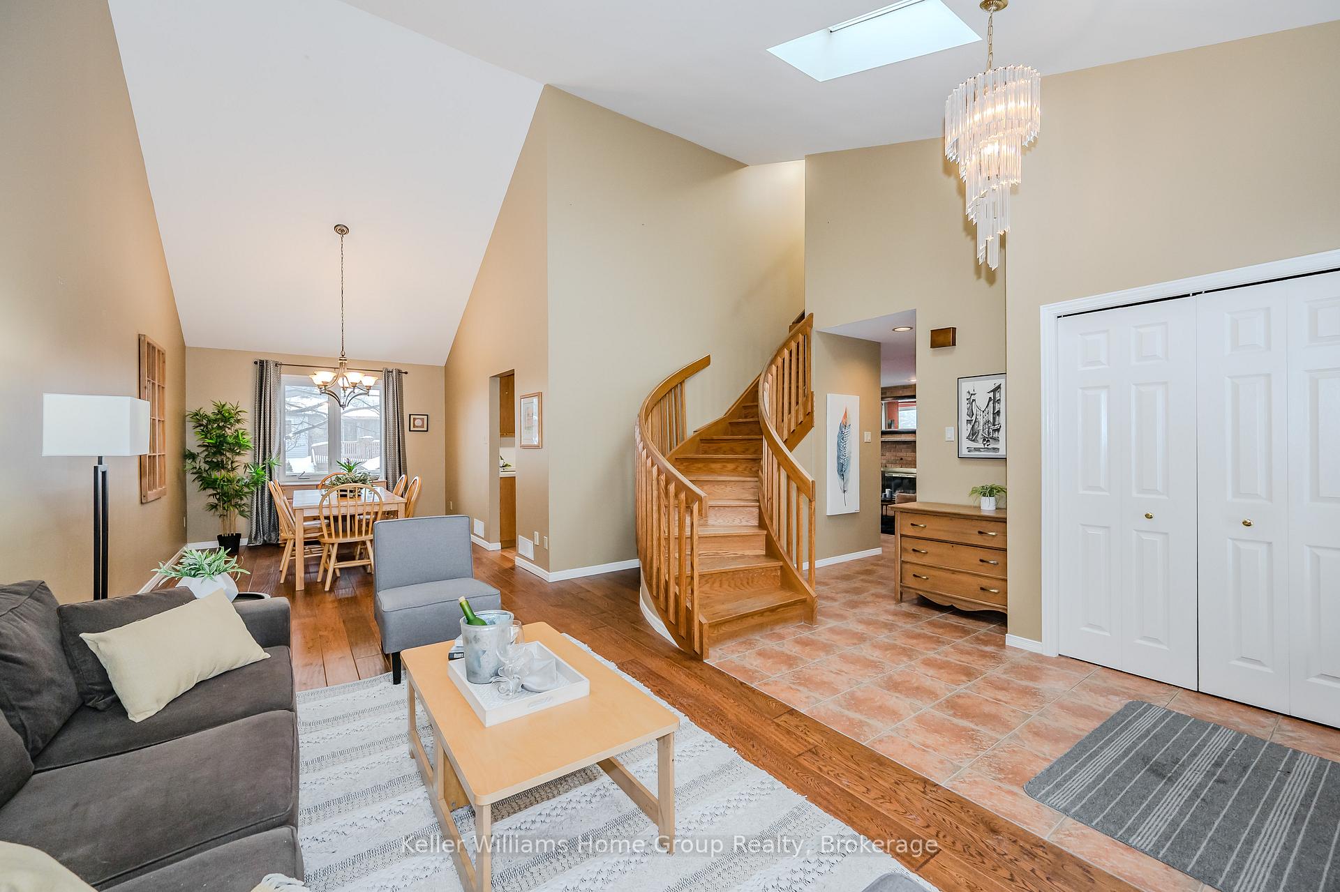 Photo 8 of 31 Pinetree Drive, Guelph, Willow West/Sugarbush/West Acres — HOMEH