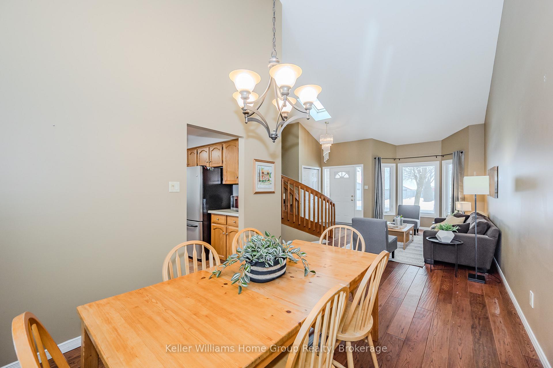Photo 10 of 31 Pinetree Drive, Guelph, Willow West/Sugarbush/West Acres — HOMEH