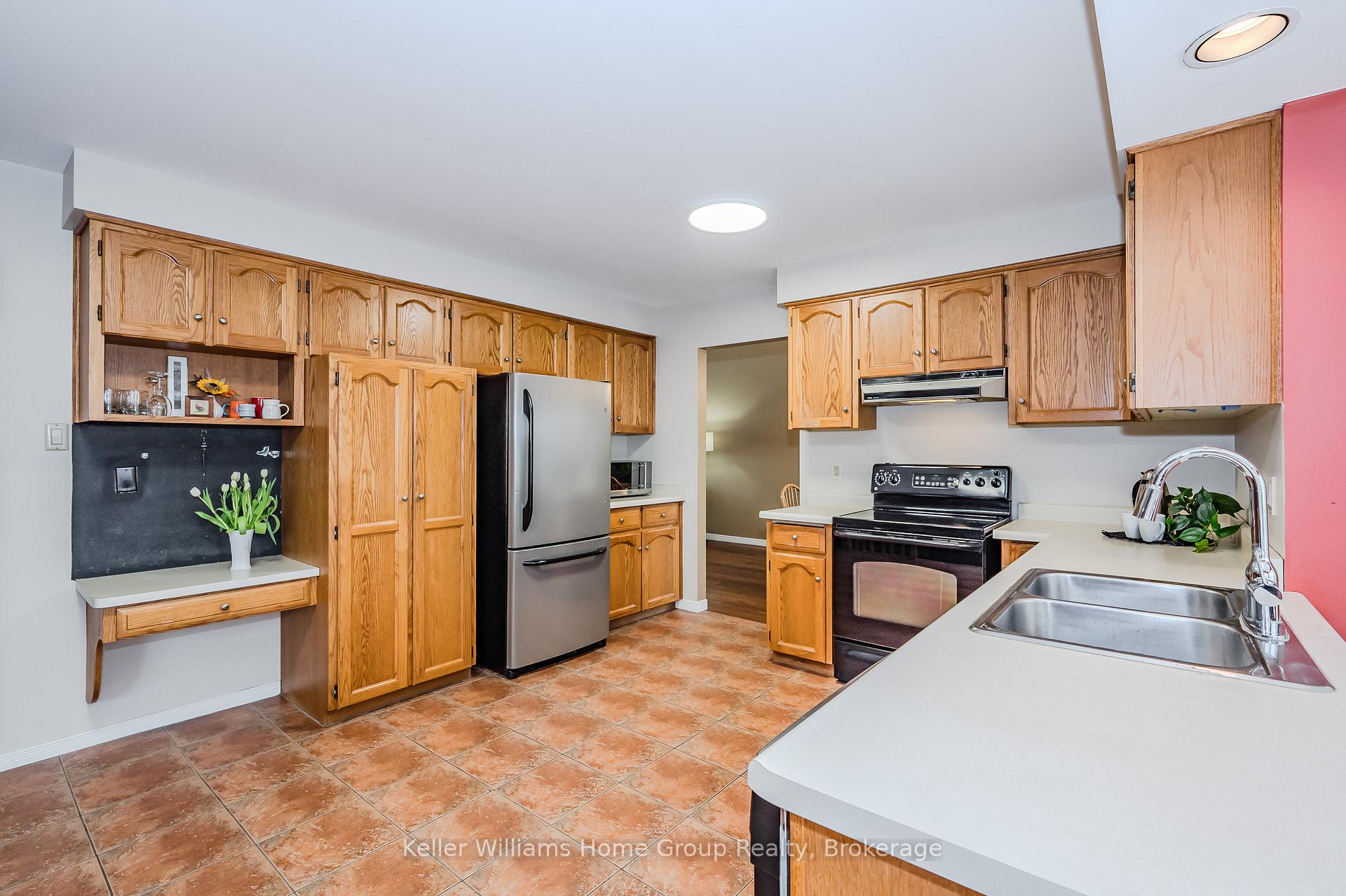 Photo 11 of 31 Pinetree Drive, Guelph, Willow West/Sugarbush/West Acres — HOMEH