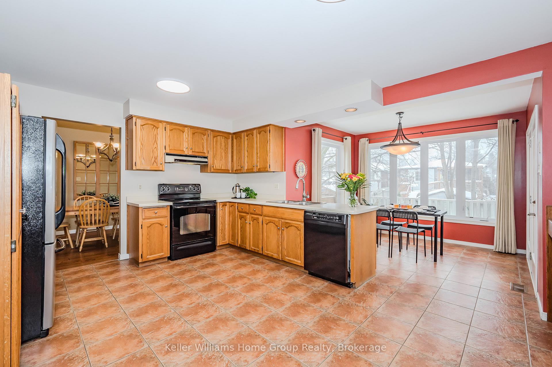 Photo 13 of 31 Pinetree Drive, Guelph, Willow West/Sugarbush/West Acres — HOMEH