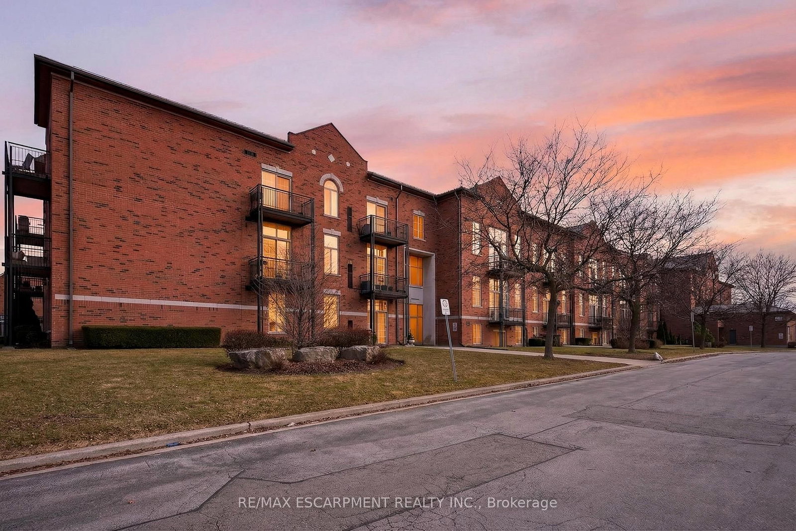Photo 3 of Unit 320, 262 Dundas St E, Hamilton, Waterdown — HOMEH