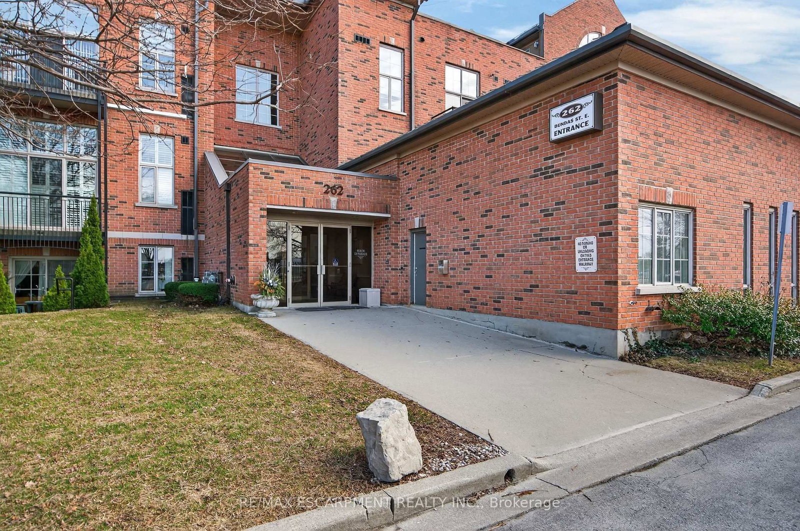 Photo 4 of Unit 320, 262 Dundas St E, Hamilton, Waterdown — HOMEH