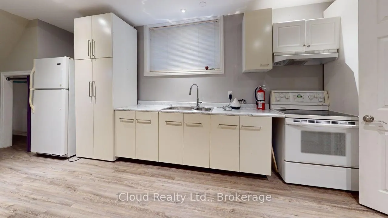 Photo 2 of Unit 2, 55 Royal Palm Drive, Brampton, Heart Lake East — HOMEH