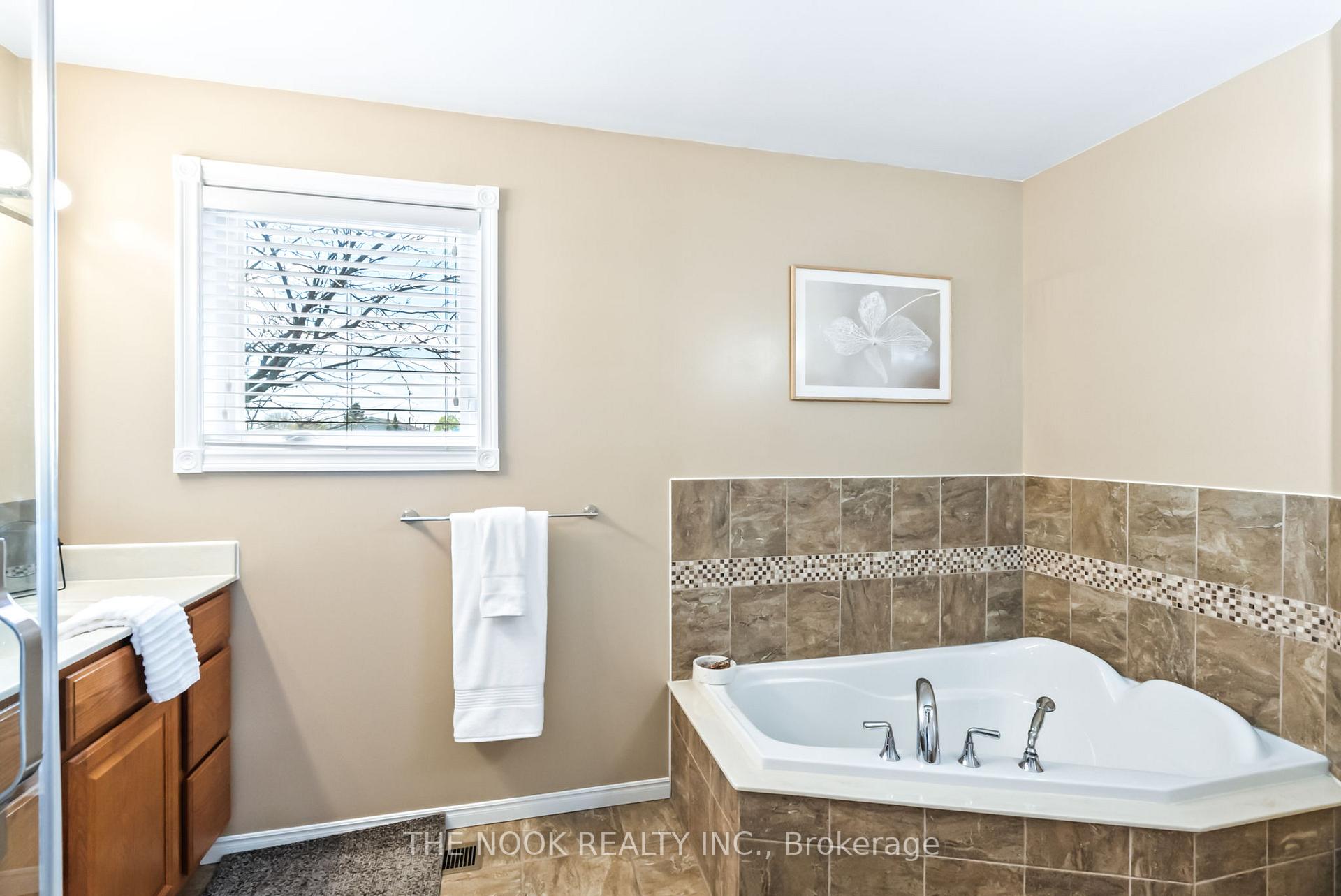 Photo 33 of 59 Pinedale Crescent, Clarington, Courtice — HOMEH