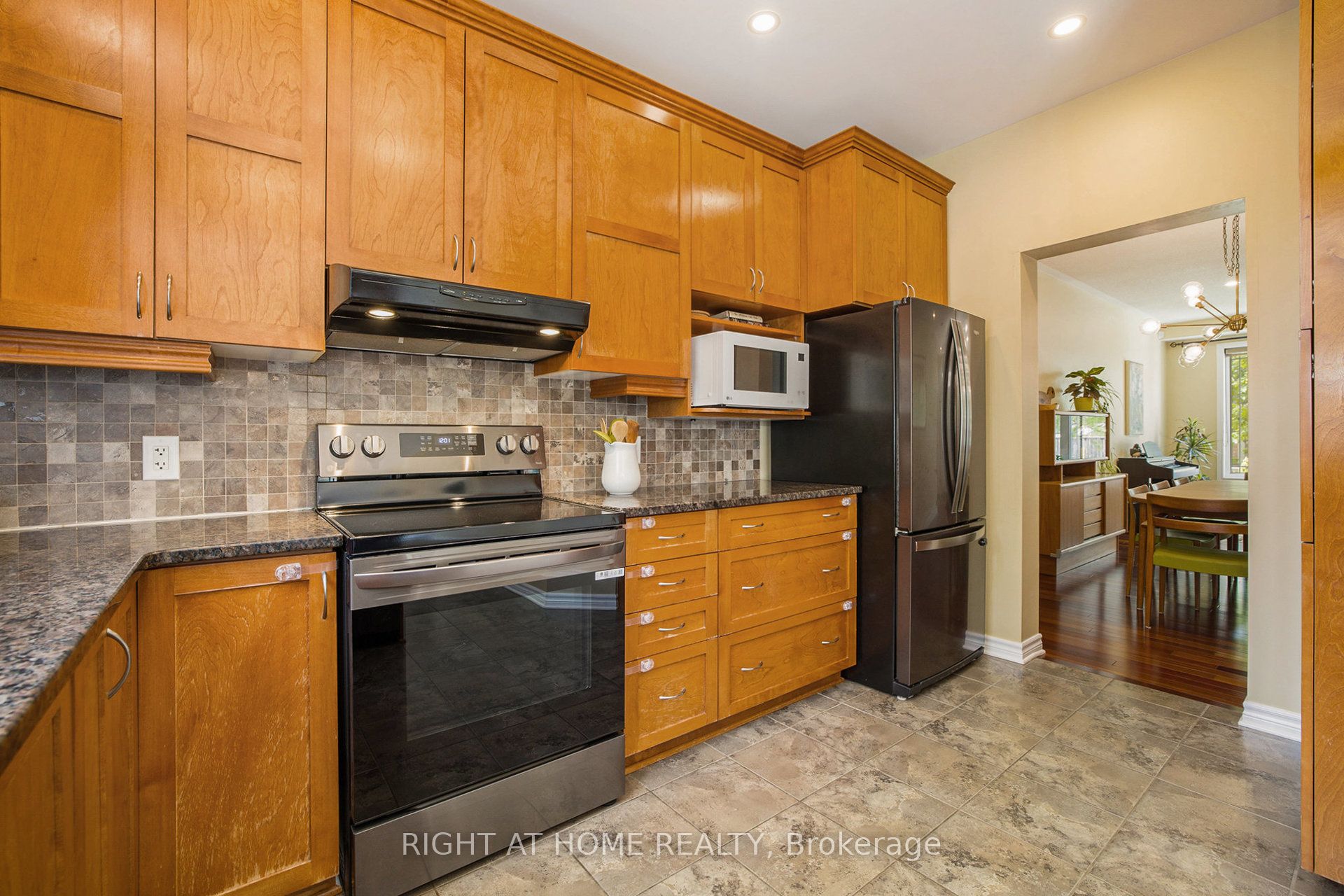 Photo 66 of 804 Oakside Crescent, Ottawa, Kanata - Morgan's Grant/South March — HOMEH