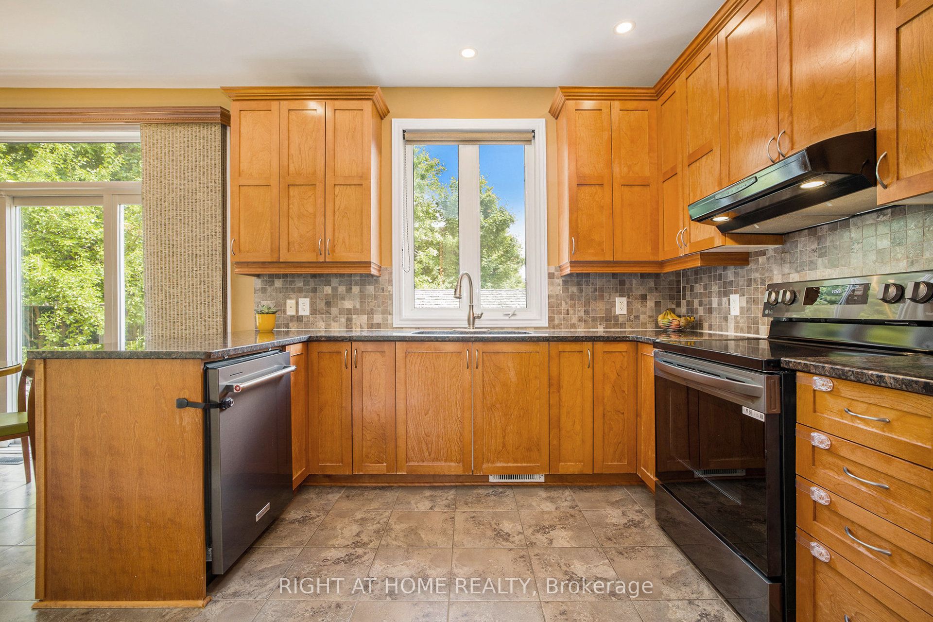 Photo 64 of 804 Oakside Crescent, Ottawa, Kanata - Morgan's Grant/South March — HOMEH