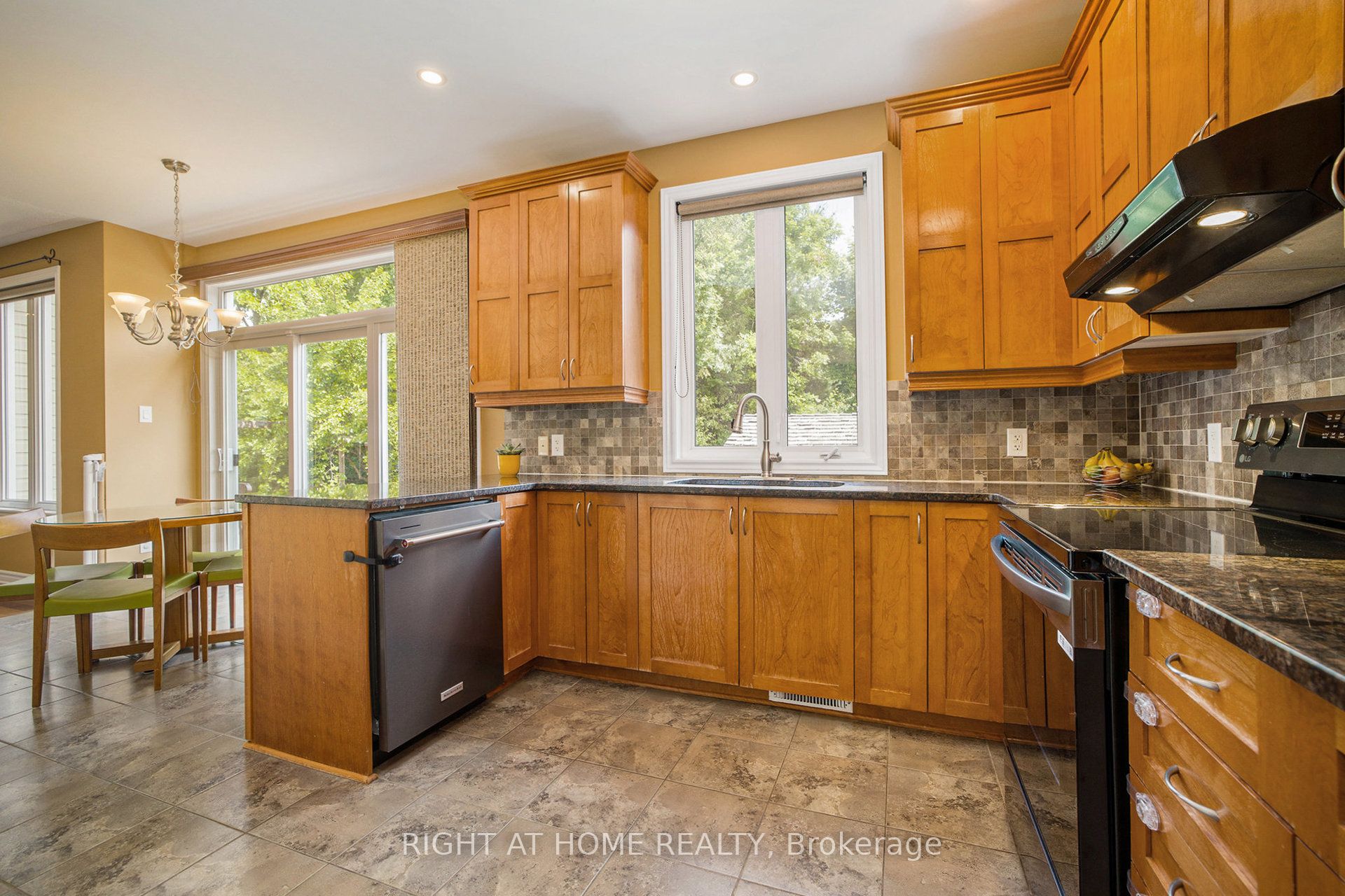 Photo 65 of 804 Oakside Crescent, Ottawa, Kanata - Morgan's Grant/South March — HOMEH