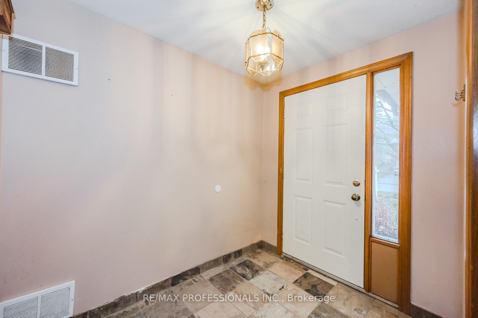 Photo 7 of 10 Brombal Drive, Guelph, Kortright West — HOMEH
