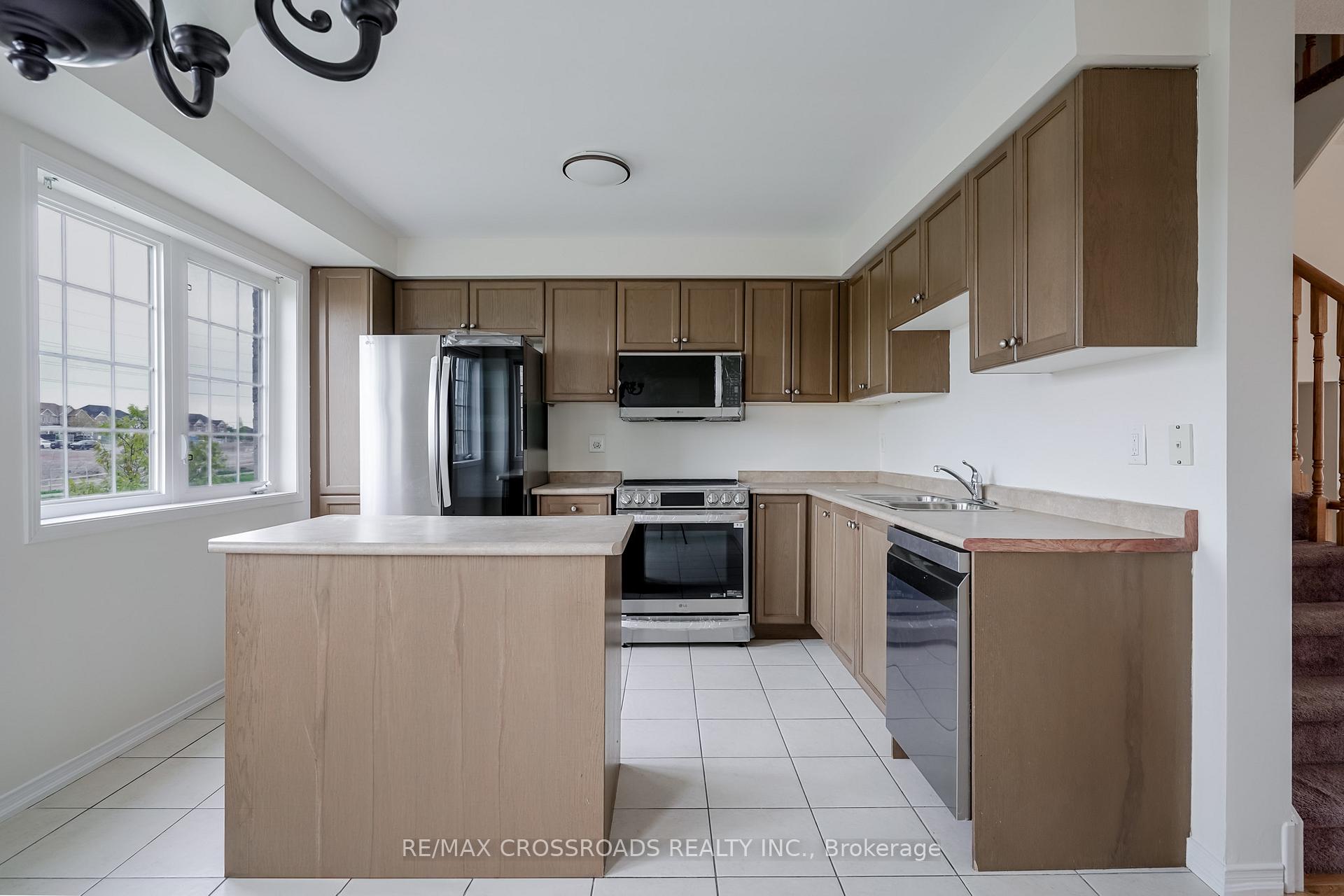 Photo 18 of 455 Rossland Road E, Ajax, Central East — HOMEH
