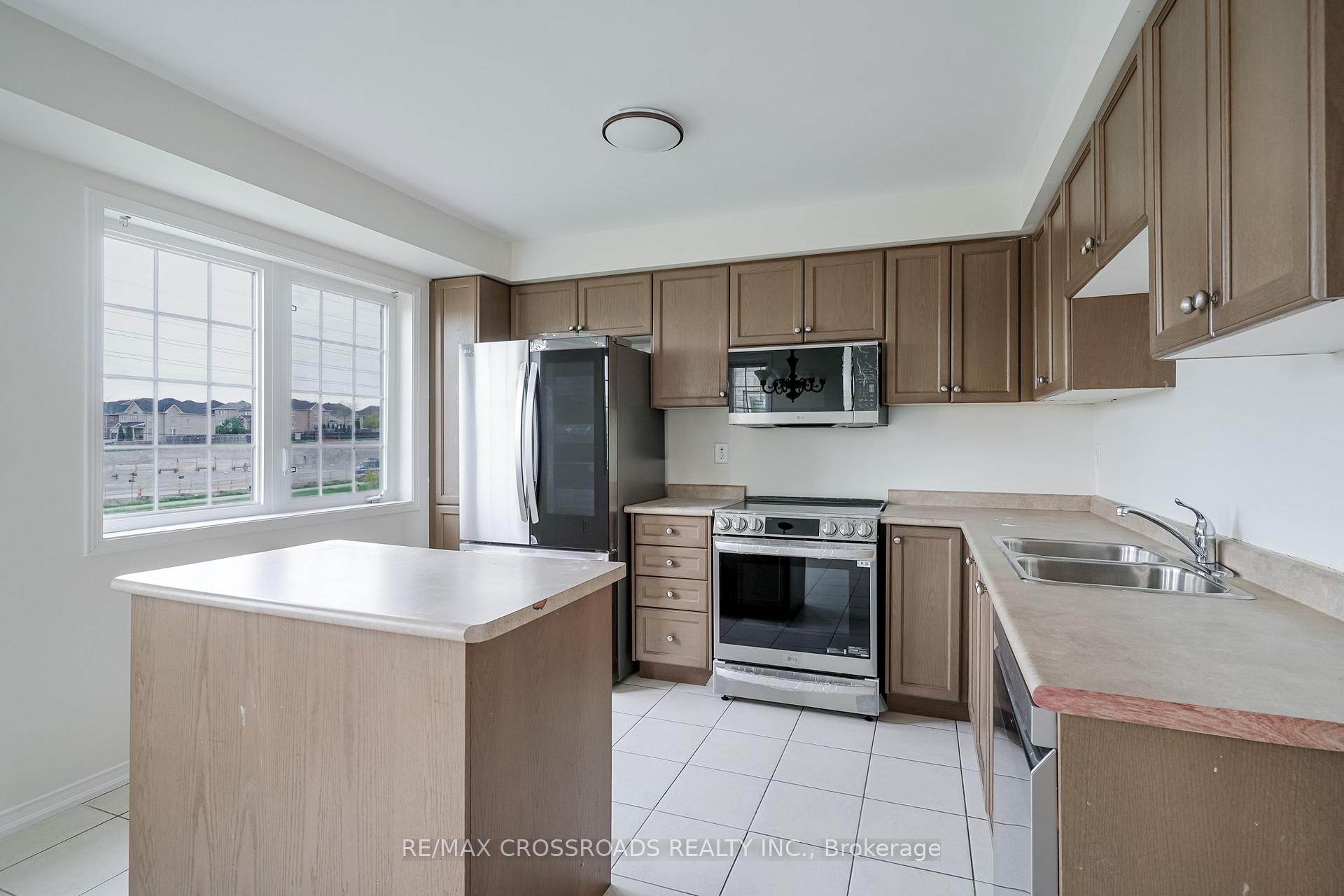 Photo 14 of 455 Rossland Road E, Ajax, Central East — HOMEH
