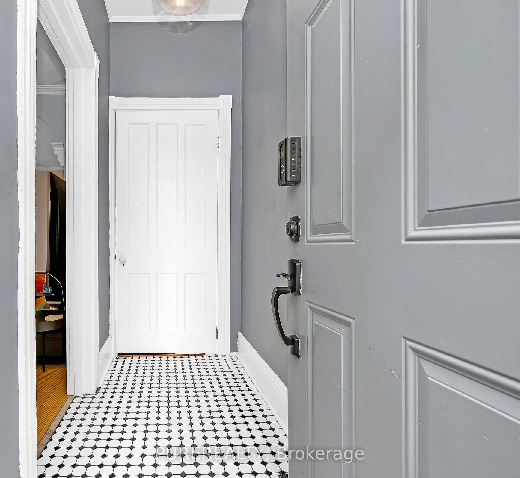 Photo 2 of 29 Emerald Street N, Hamilton, Landsdale — HOMEH