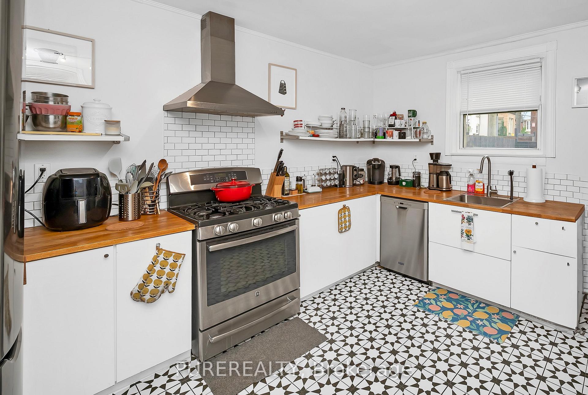 Photo 5 of 29 Emerald Street N, Hamilton, Landsdale — HOMEH