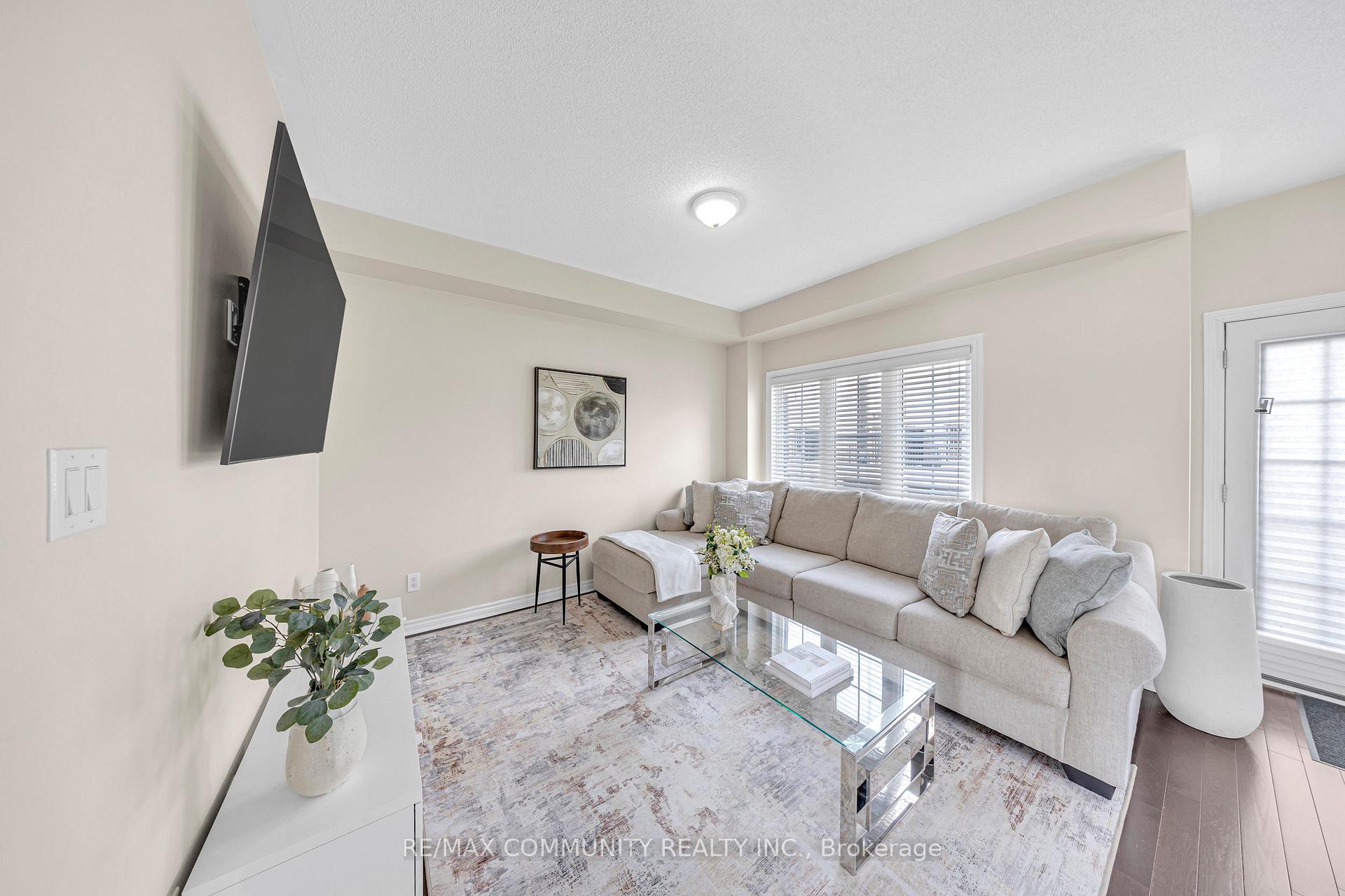 Photo 5 of 123 Ferris Square, Clarington, Courtice — HOMEH