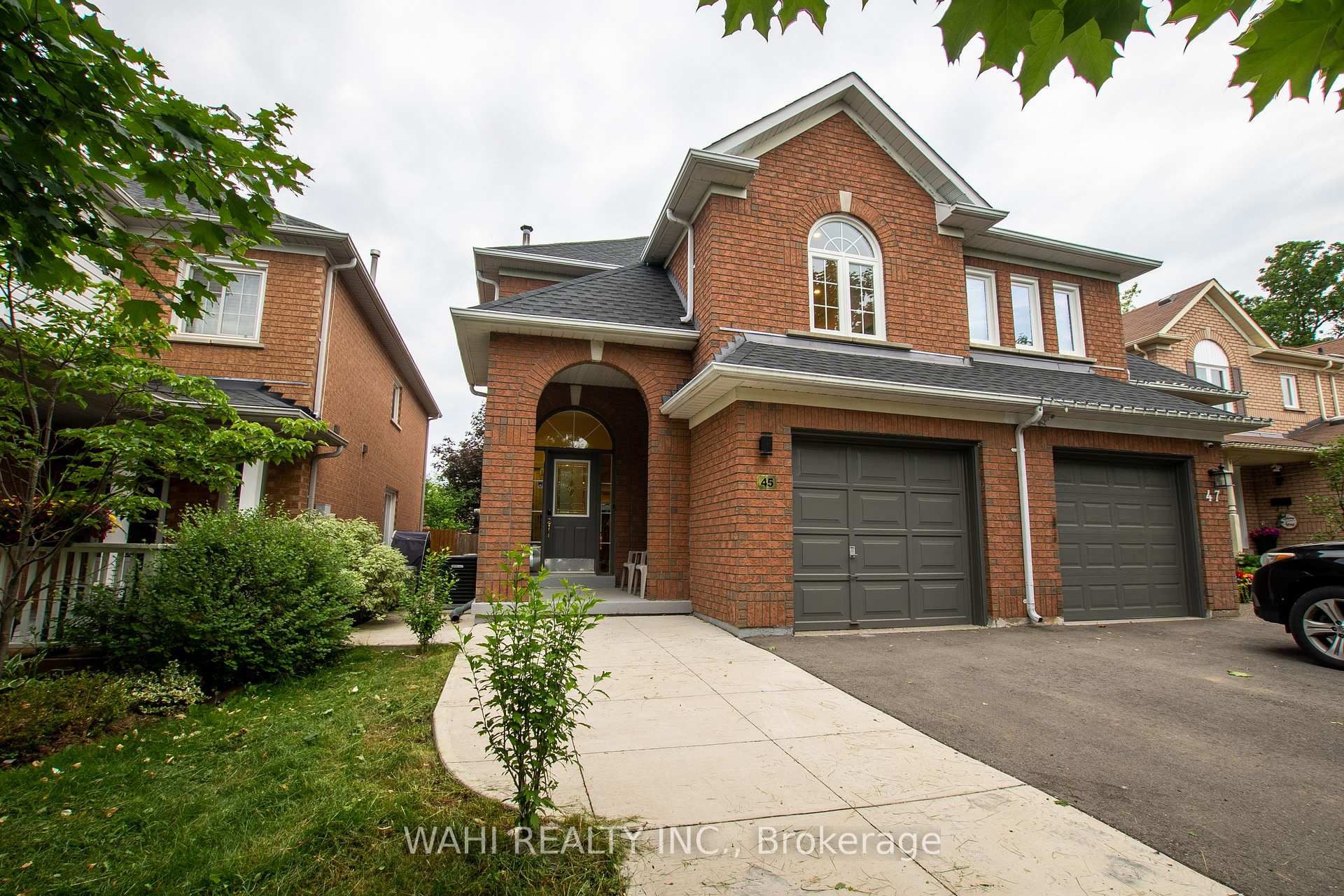 Photo 2 of 45 Harnesworth Crescent, Hamilton, Waterdown — HOMEH