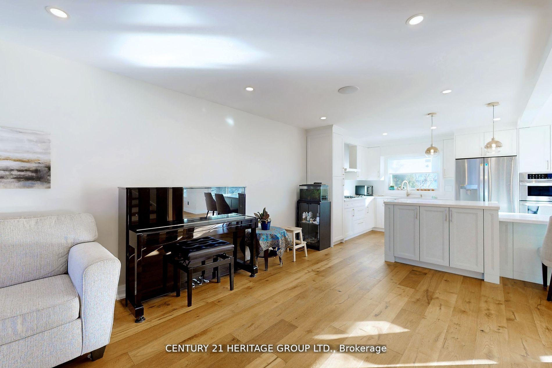 Photo 3 of 23 Gilbank Drive, Aurora, Aurora Heights — HOMEH