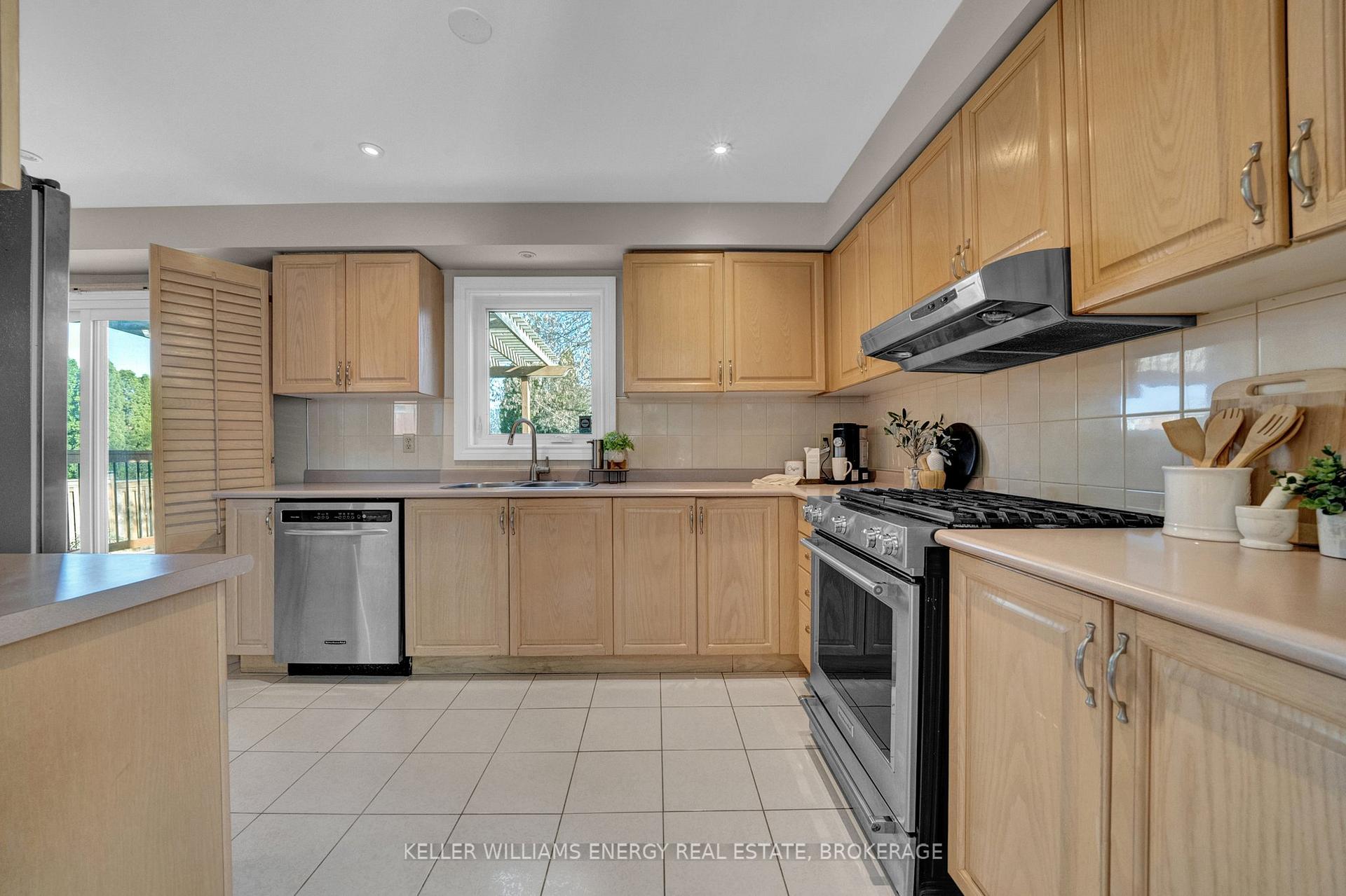 Photo 15 of 21 Aldcroft Crescent, Clarington, Bowmanville — HOMEH