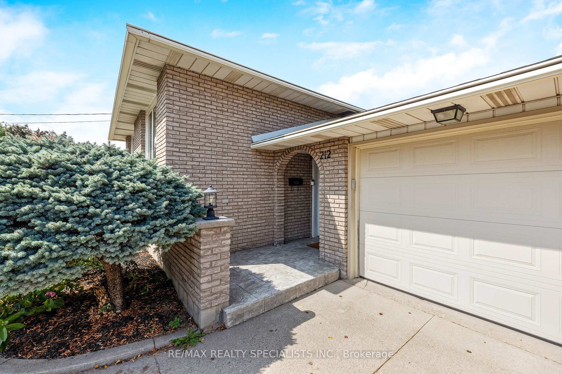 Photo 2 of 212 Memorial Avenue, Hamilton, Stoney Creek — HOMEH