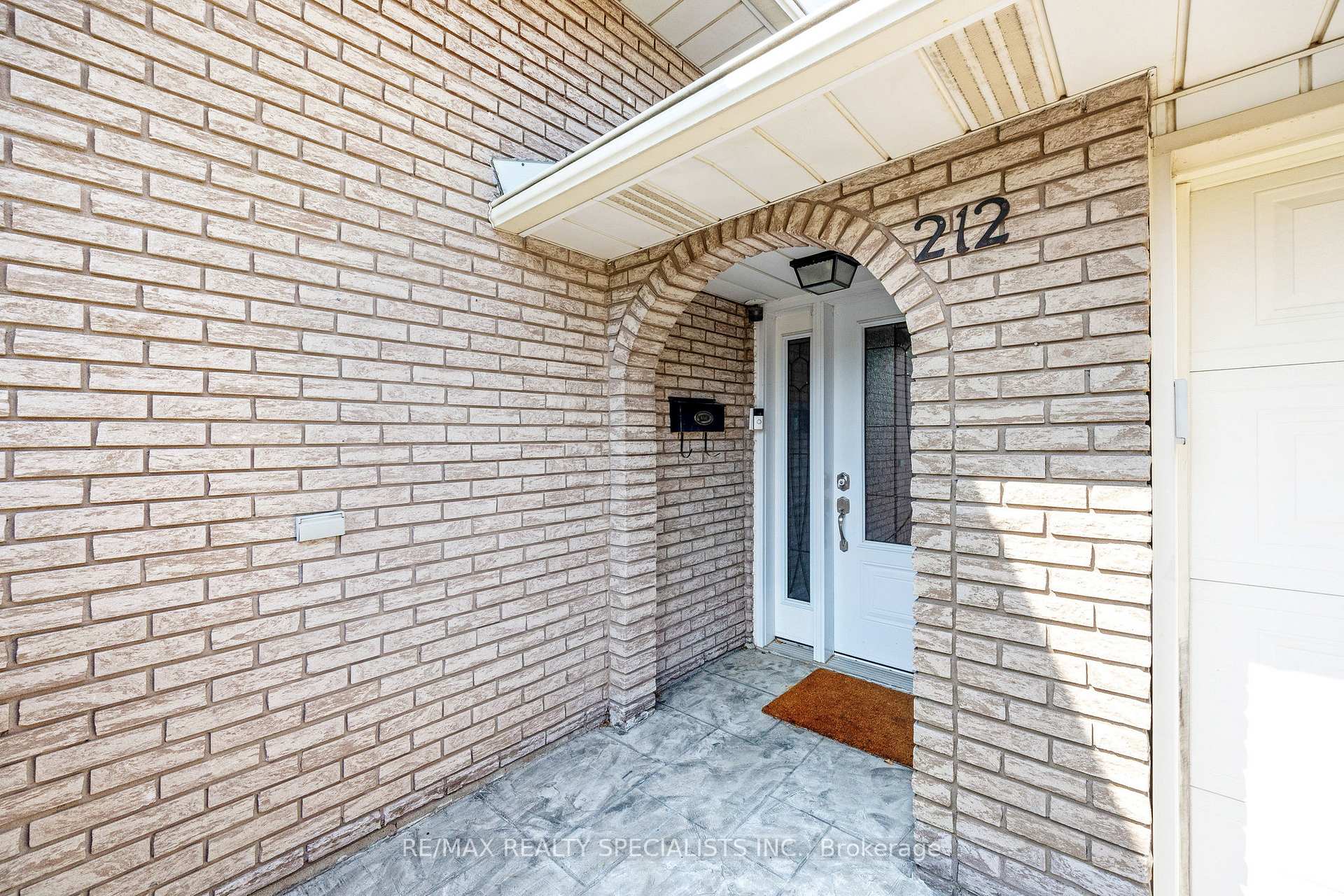 Photo 3 of 212 Memorial Avenue, Hamilton, Stoney Creek — HOMEH