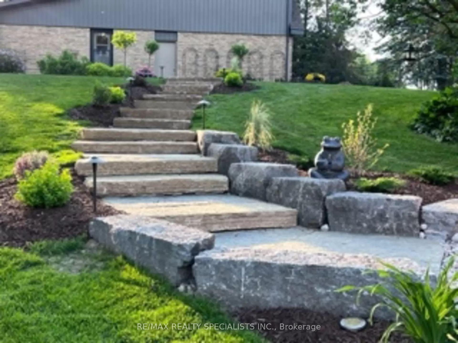 Photo 3 of 66 Palmer Circle, Caledon, Palgrave — HOMEH