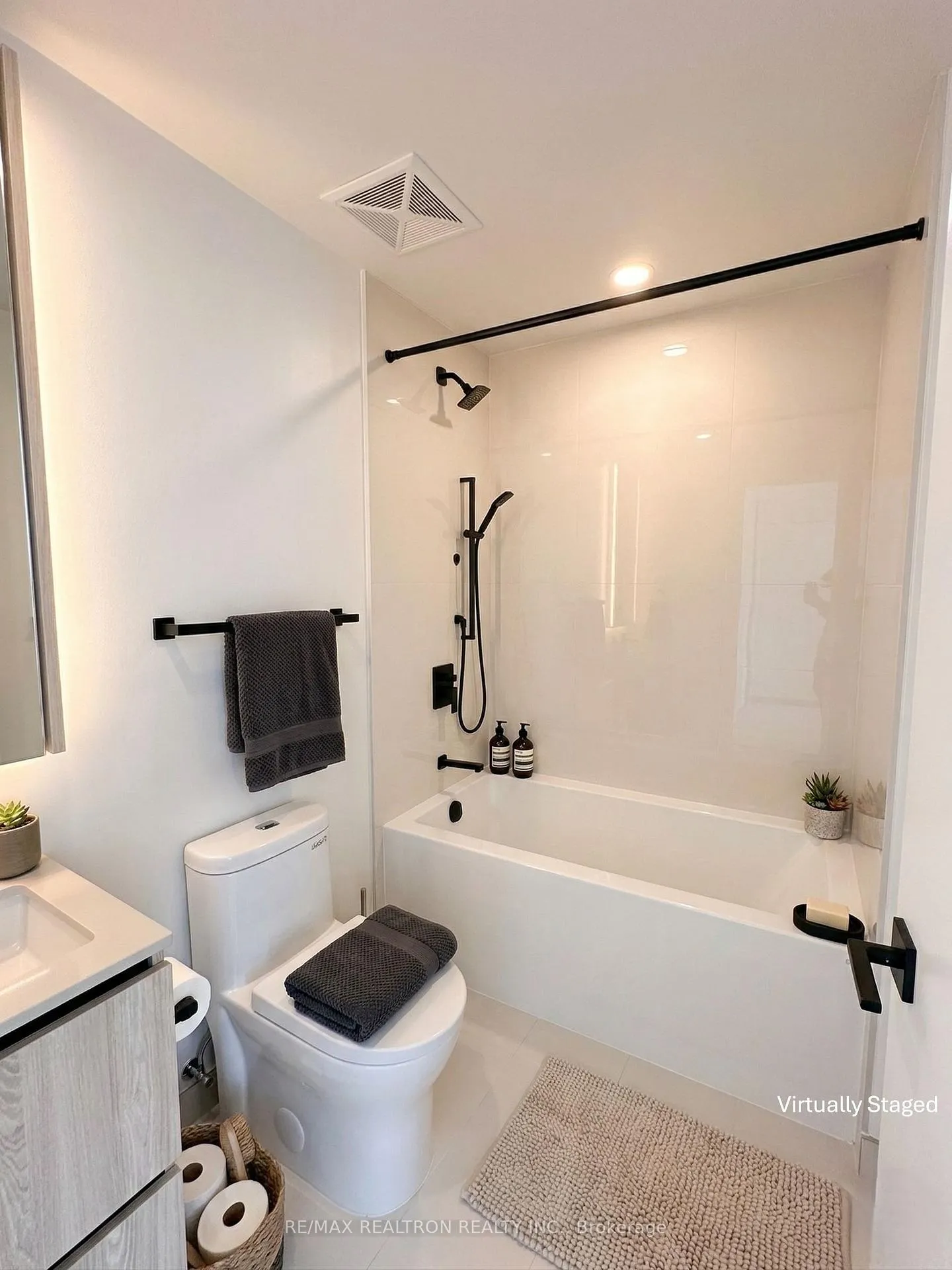 Photo 9 of Unit 606, 699 Sheppard Avenue E, North York, Bayview Village — HOMEH