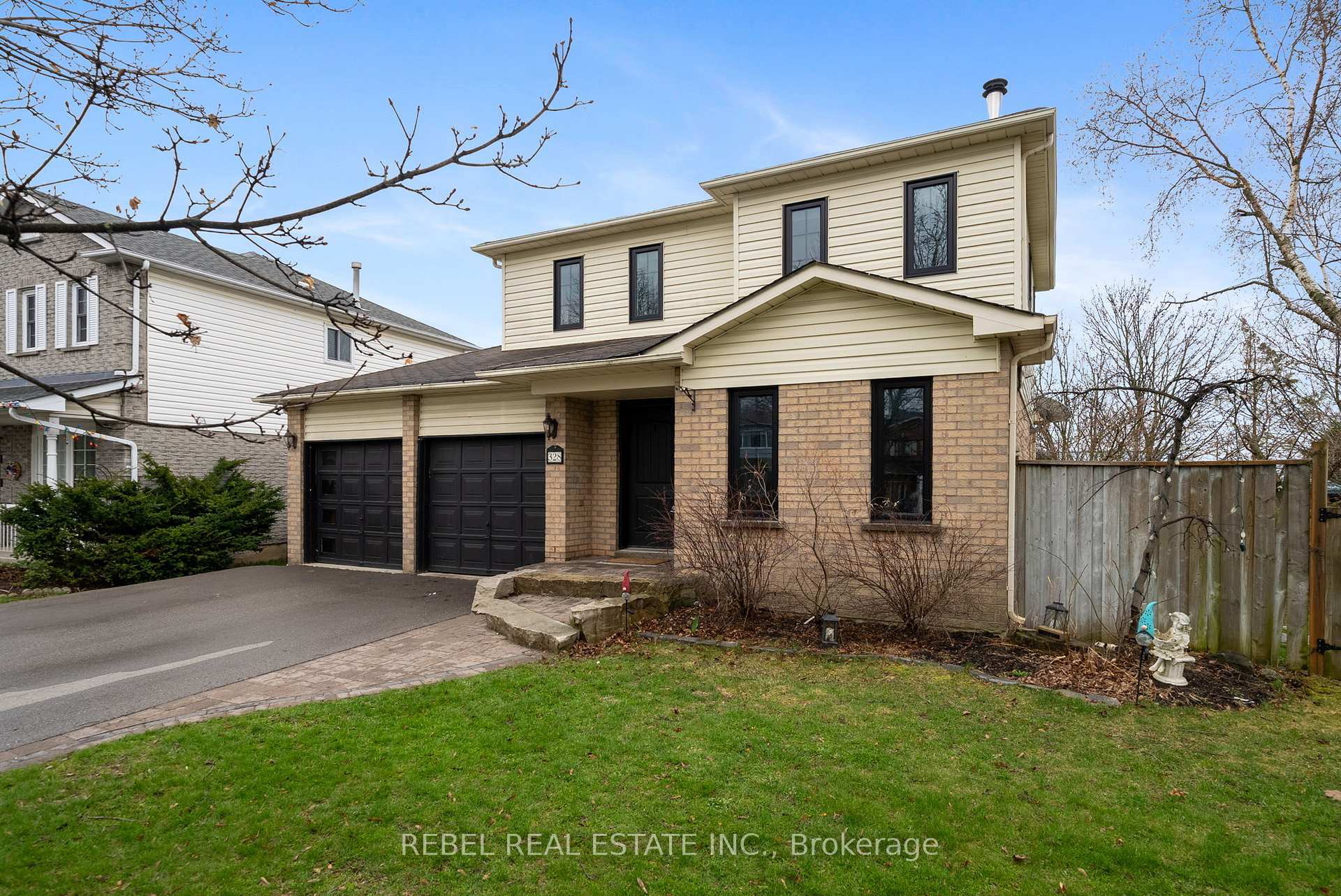 Photo 2 of 328 Challenger Court, Clarington, Newcastle — HOMEH