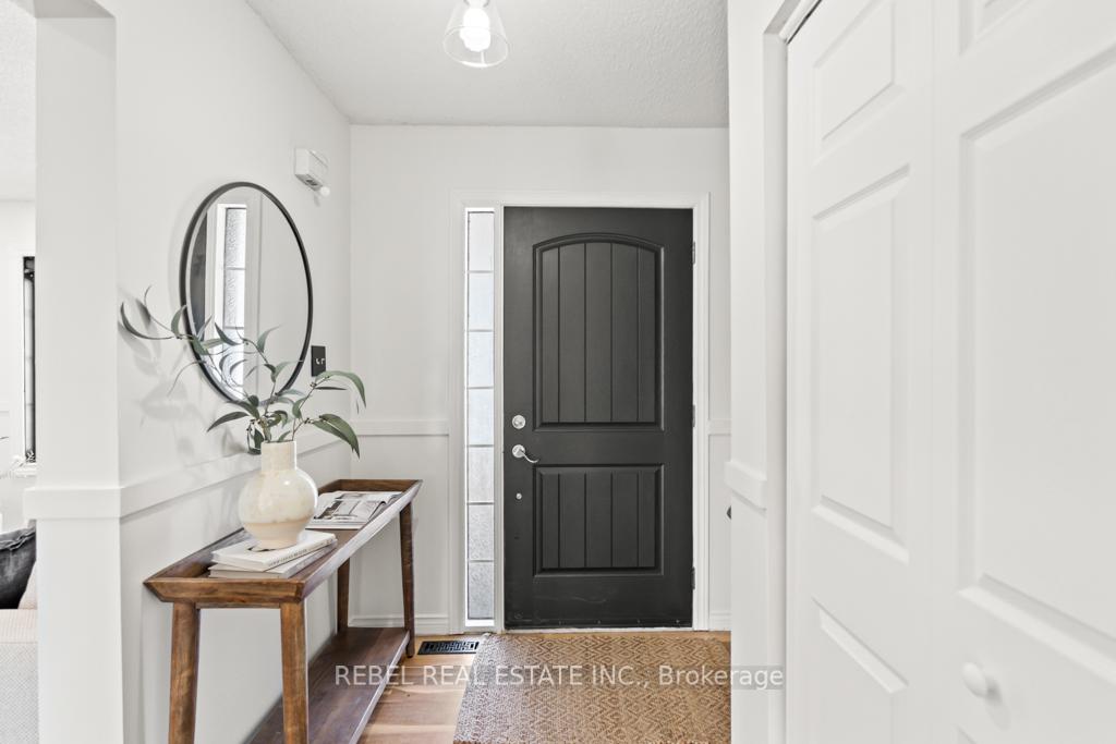 Photo 5 of 328 Challenger Court, Clarington, Newcastle — HOMEH