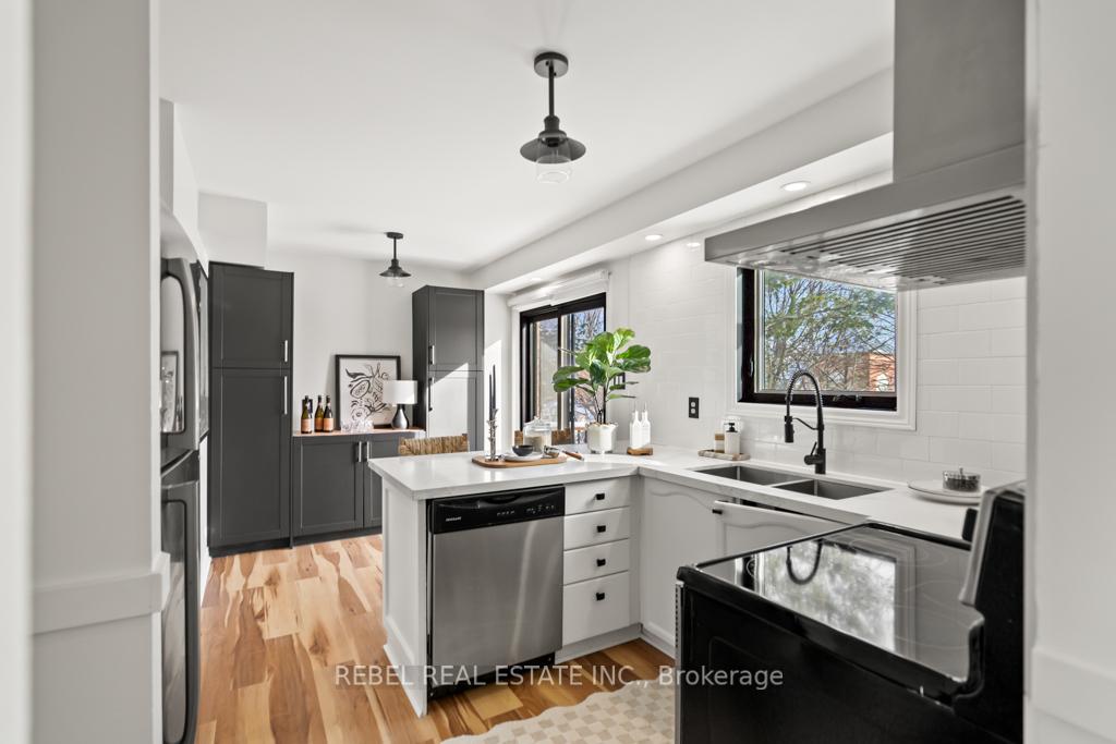 Photo 13 of 328 Challenger Court, Clarington, Newcastle — HOMEH